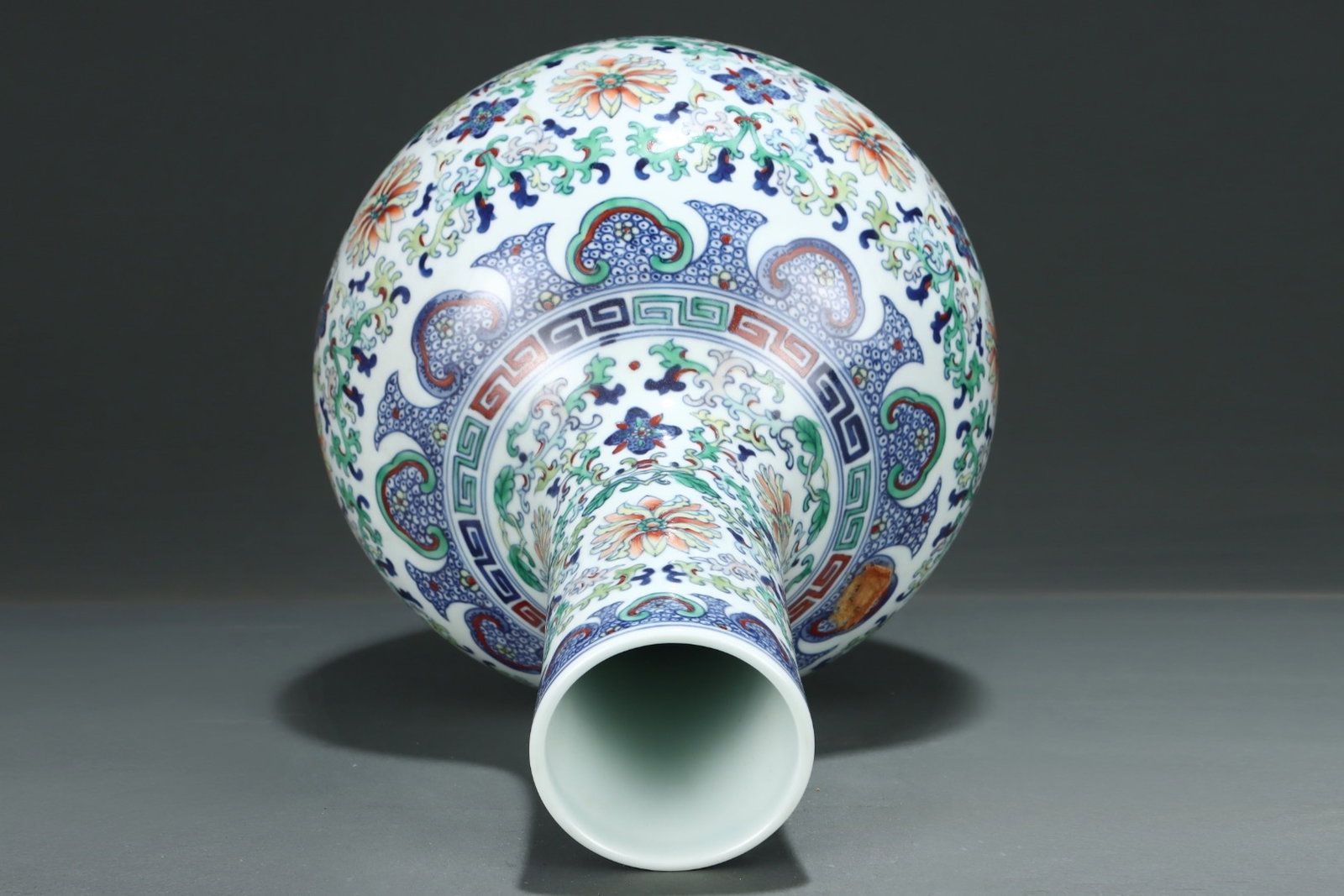 A Rare Blue and White Famille-Rose Flower Pattern Vase,With Vertical Scroll Painting on Silk - 4