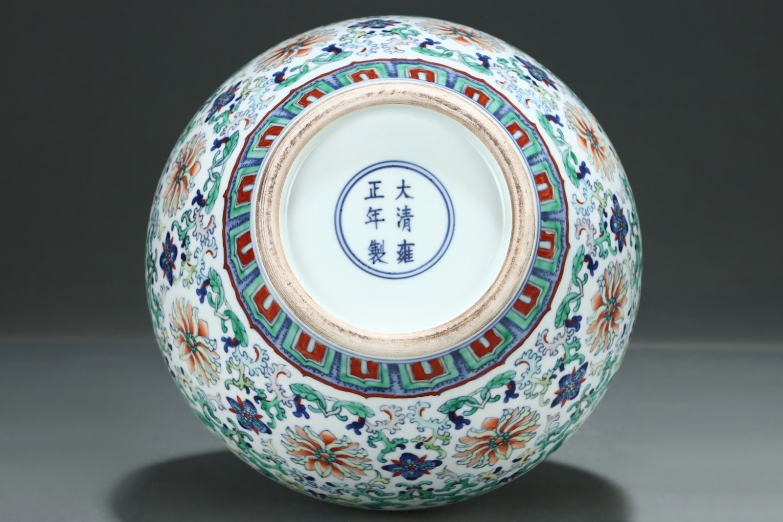 A Rare Blue and White Famille-Rose Flower Pattern Vase,With Vertical Scroll Painting on Silk - 5