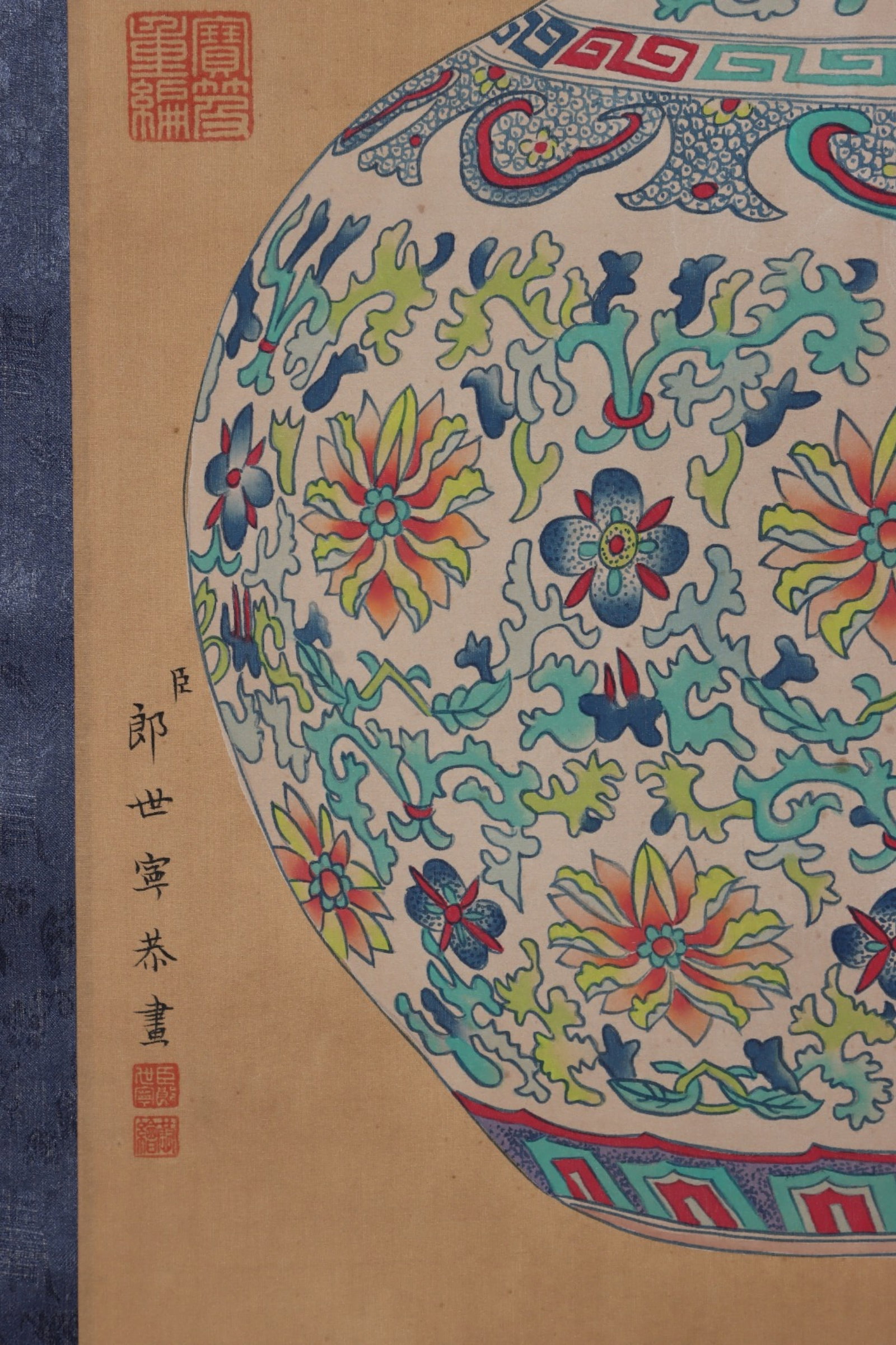 A Rare Blue and White Famille-Rose Flower Pattern Vase,With Vertical Scroll Painting on Silk - 8