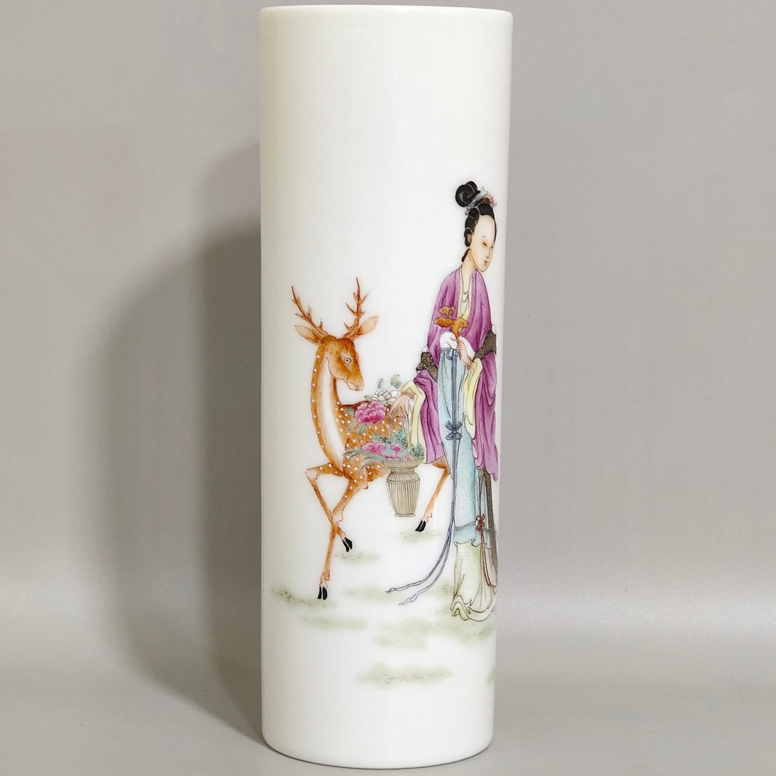 An Exquisite Enamel Figure and Deer Pattern Vase,With Poem: Estimated Value:2400-4800 An Exquisite Enamel Figure and Deer Pattern Vase,With Poem,Qing Dynasty,China,Qianlong Four-character Mark,Size:5.7inx2.2in