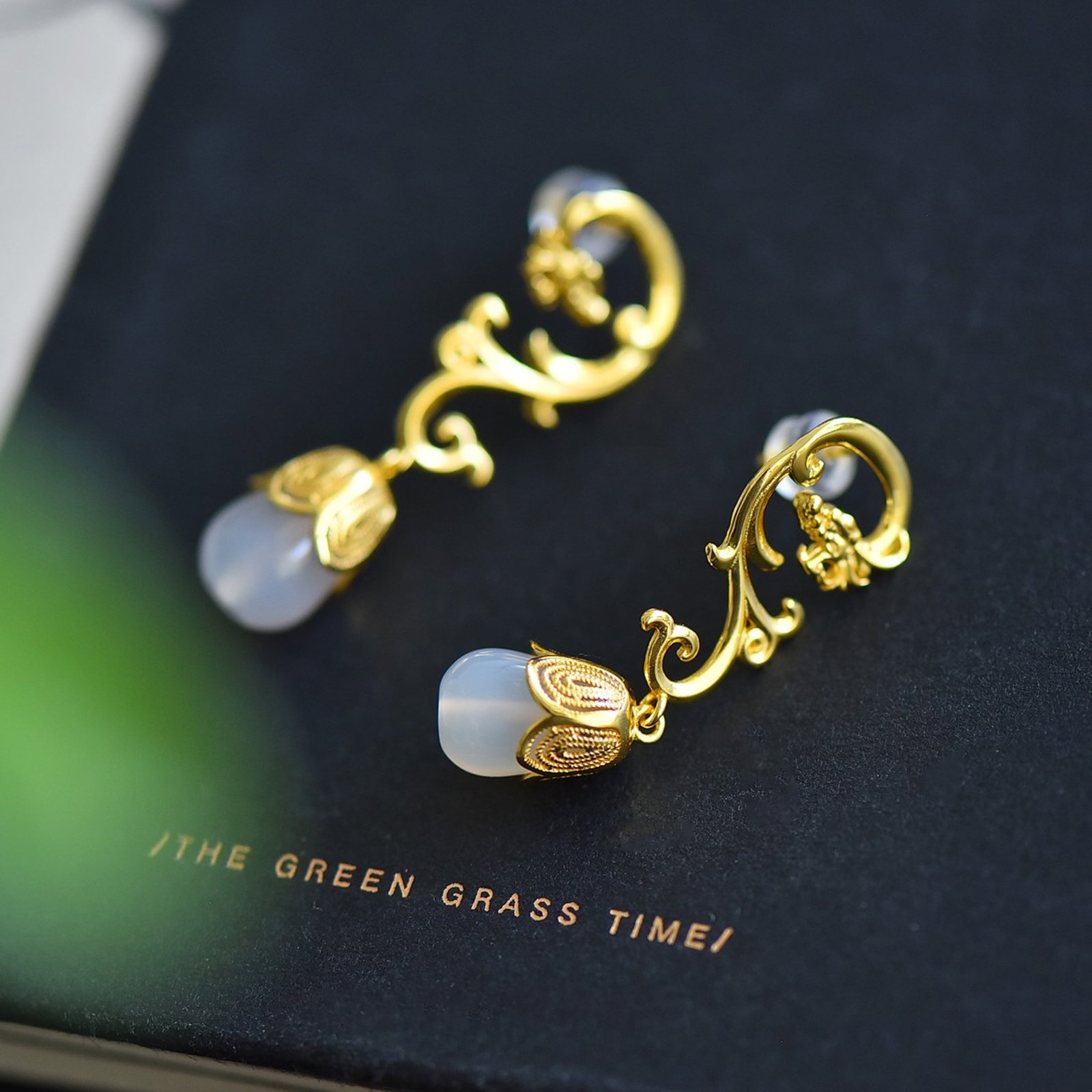 A Pair of Exquisite Sterling Silver-Gold Plated Inlaid Agate Earrings - 3