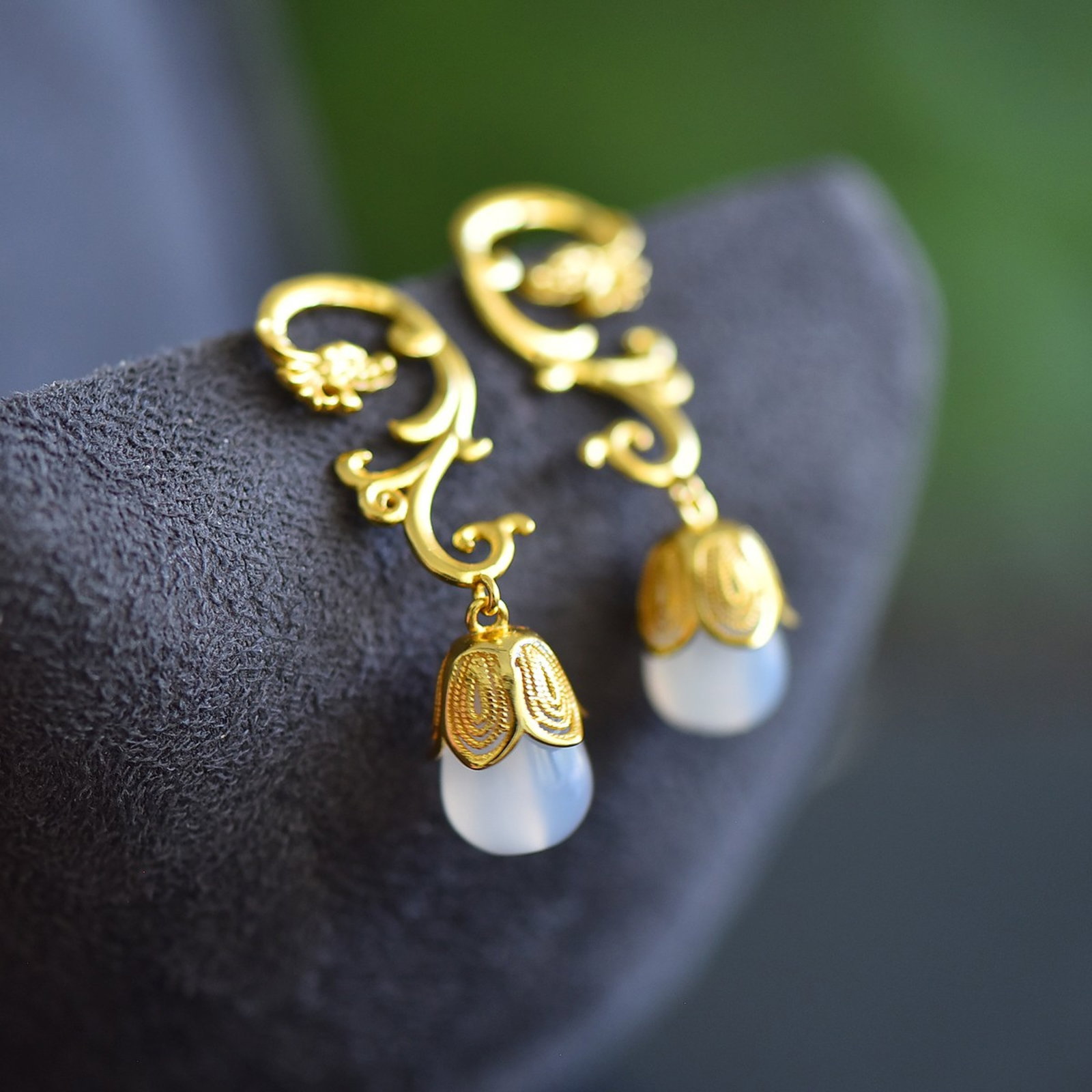 A Pair of Exquisite Sterling Silver-Gold Plated Inlaid Agate Earrings - 4