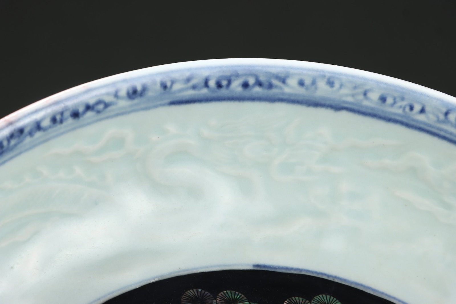 A Rare Ji Red Glazed Blue and White Deer Crane and Dragon Pattern Plate,Inlaid Mother-of-pearl-in... - 4