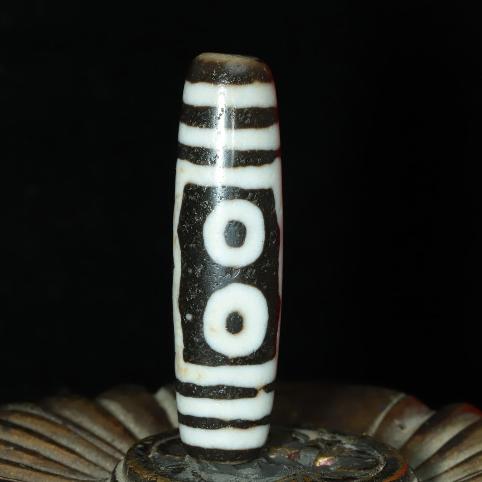 An Exquisite Five Eyes Dzi Bead Pendant: Estimated Value:300-600 An Exquisite Five Eyes Dzi Bead Pendant，Size：45mmx12mm，Weight：10g 五眼天珠挂件
