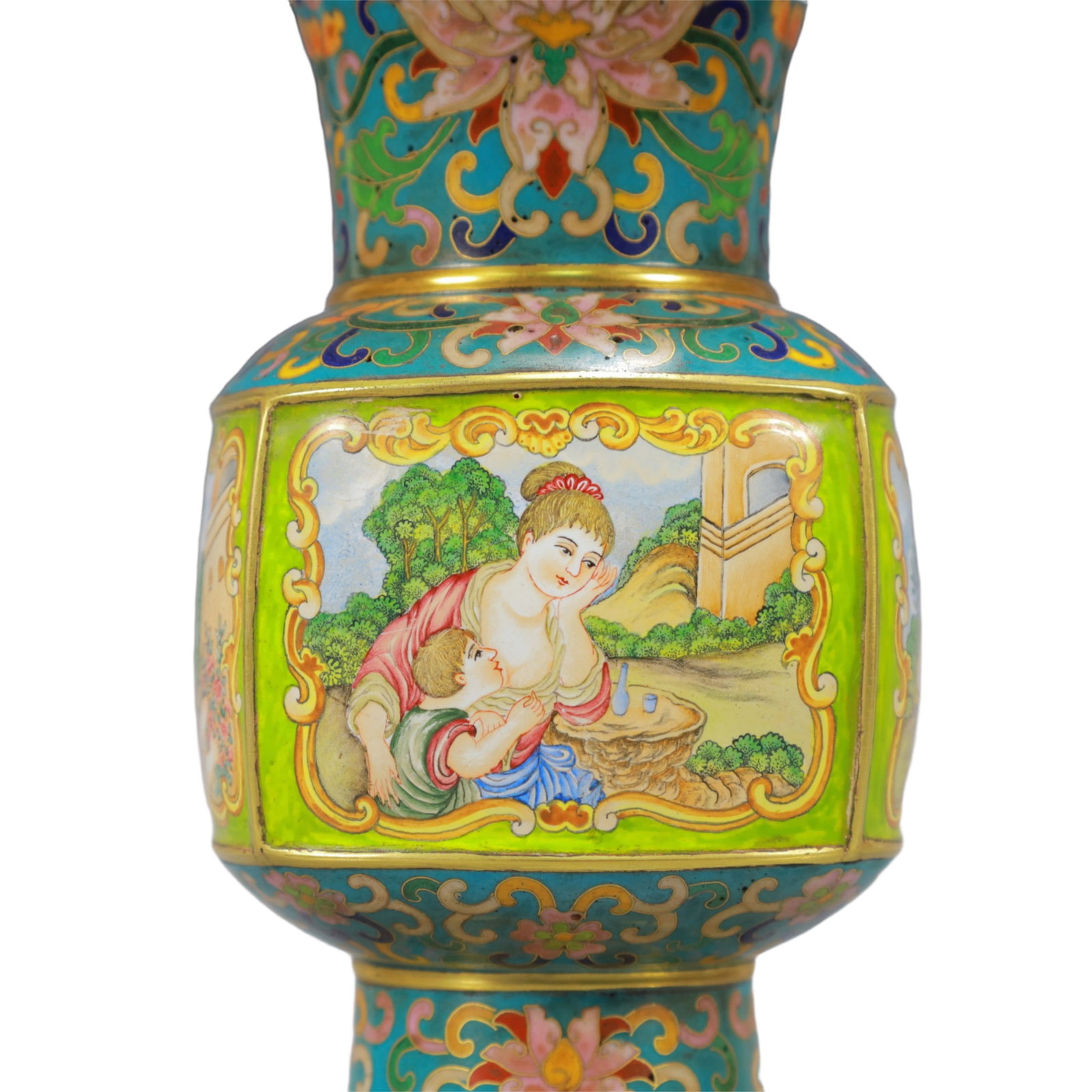 An Exquisite Painted Enamel Figure Pattern Vase - 10