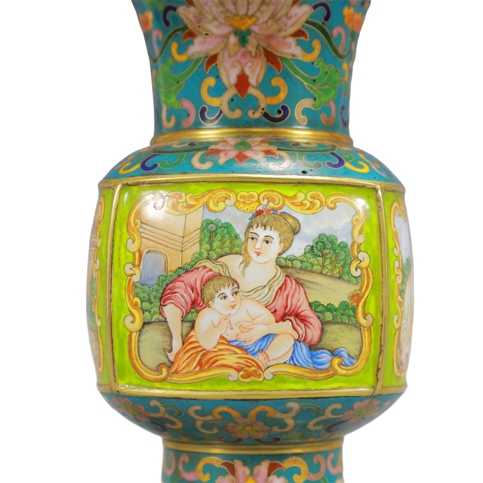 An Exquisite Painted Enamel Figure Pattern Vase - 6