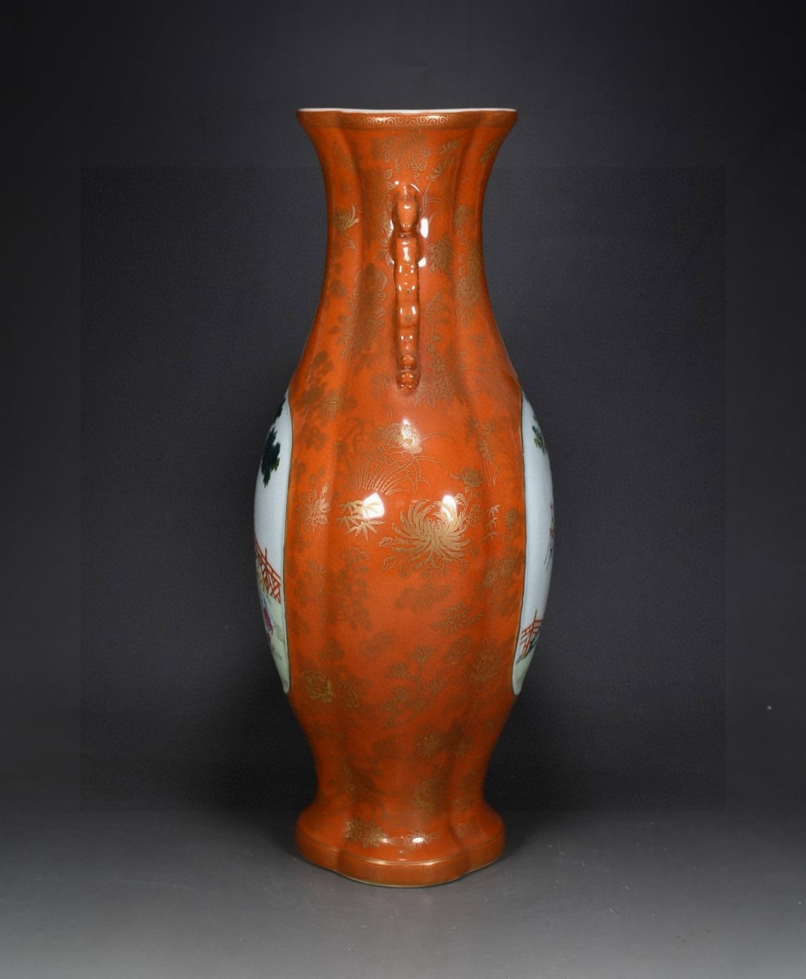 A Rare Guan yao Iron-Red Famille-Rose Painted Gold Flower and Figure Pattern Dragon-Ears Vase - 2