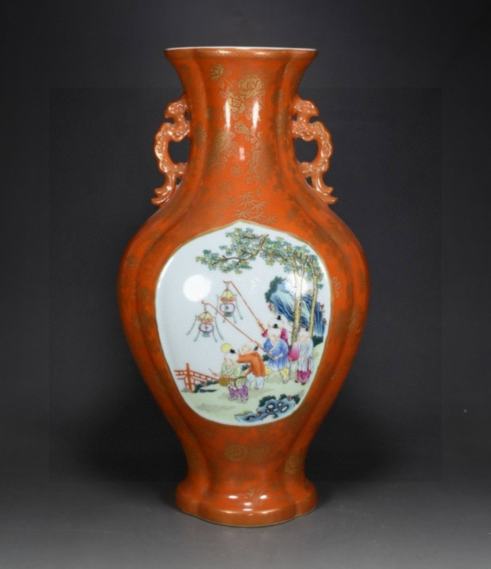A Rare Guan yao Iron-Red Famille-Rose Painted Gold Flower and Figure Pattern Dragon-Ears Vase - 3