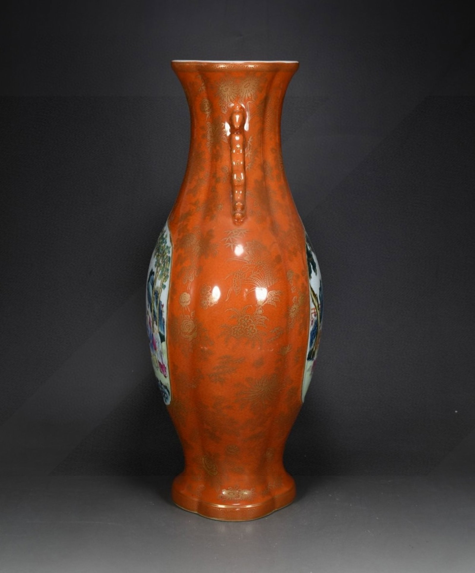 A Rare Guan yao Iron-Red Famille-Rose Painted Gold Flower and Figure Pattern Dragon-Ears Vase - 4