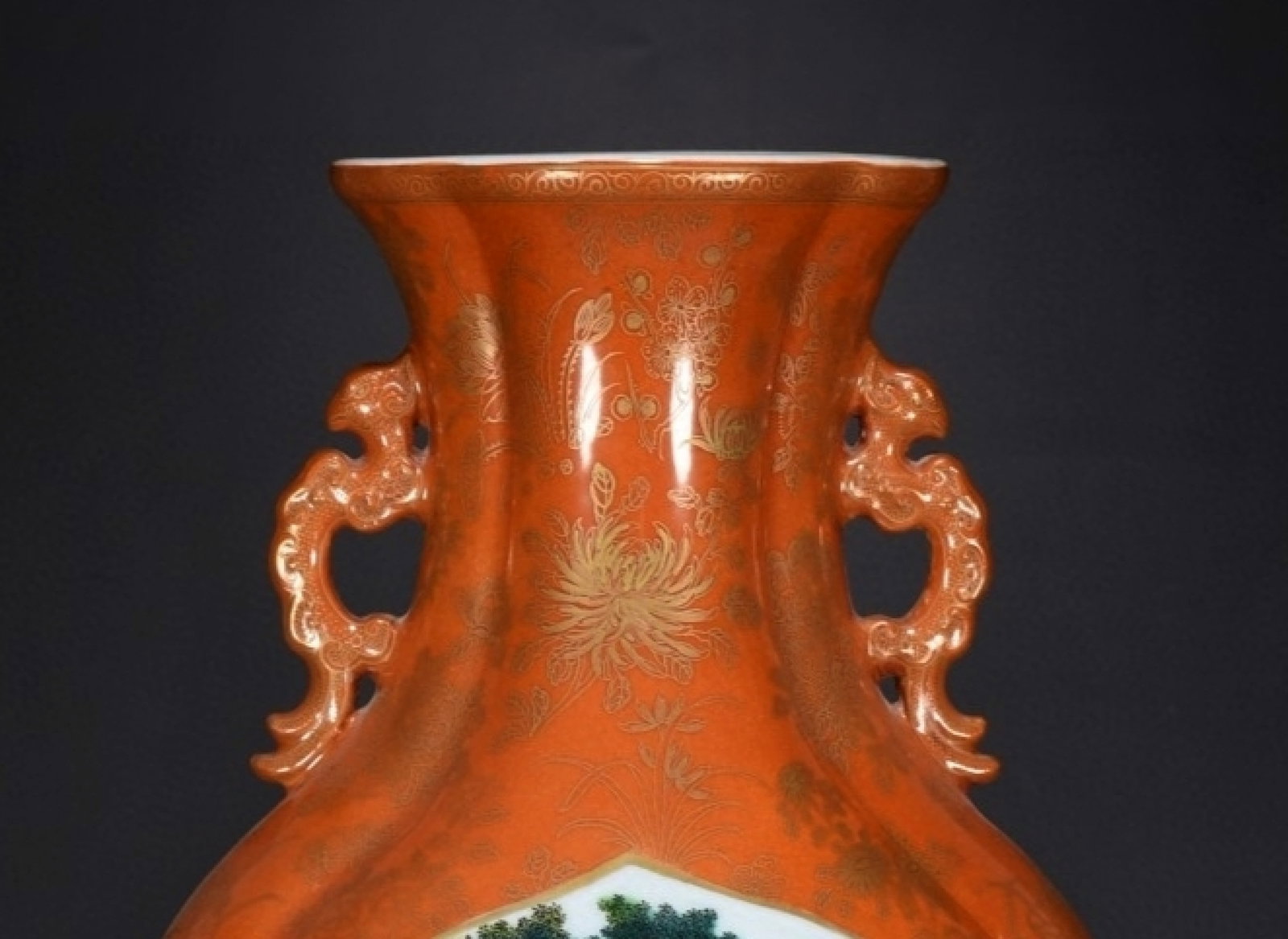 A Rare Guan yao Iron-Red Famille-Rose Painted Gold Flower and Figure Pattern Dragon-Ears Vase - 5
