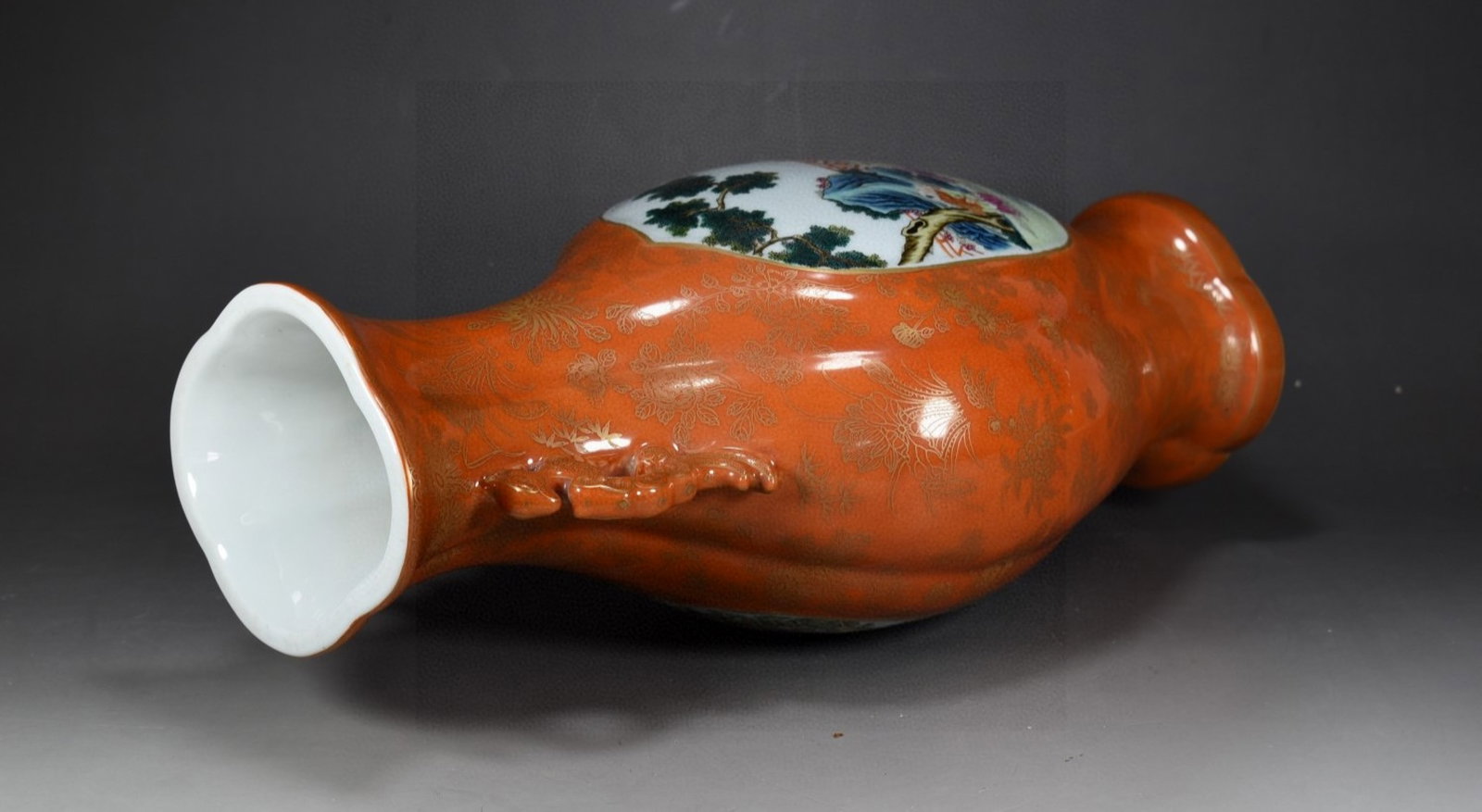 A Rare Guan yao Iron-Red Famille-Rose Painted Gold Flower and Figure Pattern Dragon-Ears Vase - 8