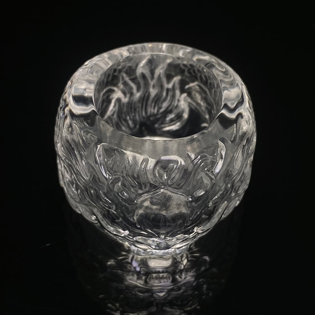 An Exquisite Crystal Dragon-head Pattern Fingerstall: Estimated Value:1200-2400 An Exquisite Crystal Dragon-head Pattern Fingerstall,Size:22mmx25mm,Weight:39.4g 水晶龙头纹扳指