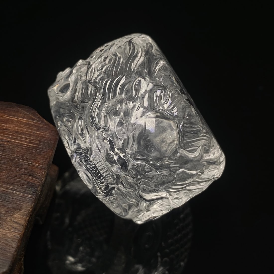An Exquisite Crystal Dragon-head Pattern Fingerstall - 4