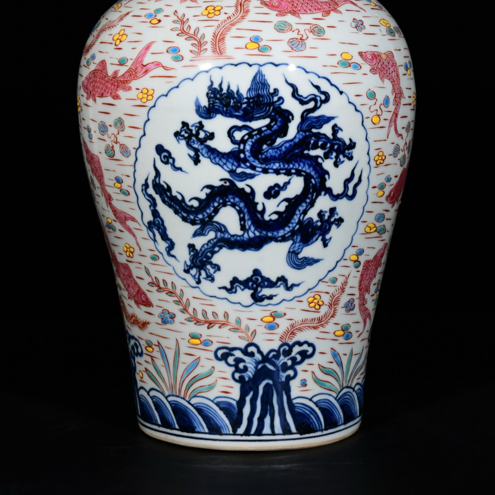 A Rare Blue and White Wucai Hornwort and Dragon Pattern Vase - 3