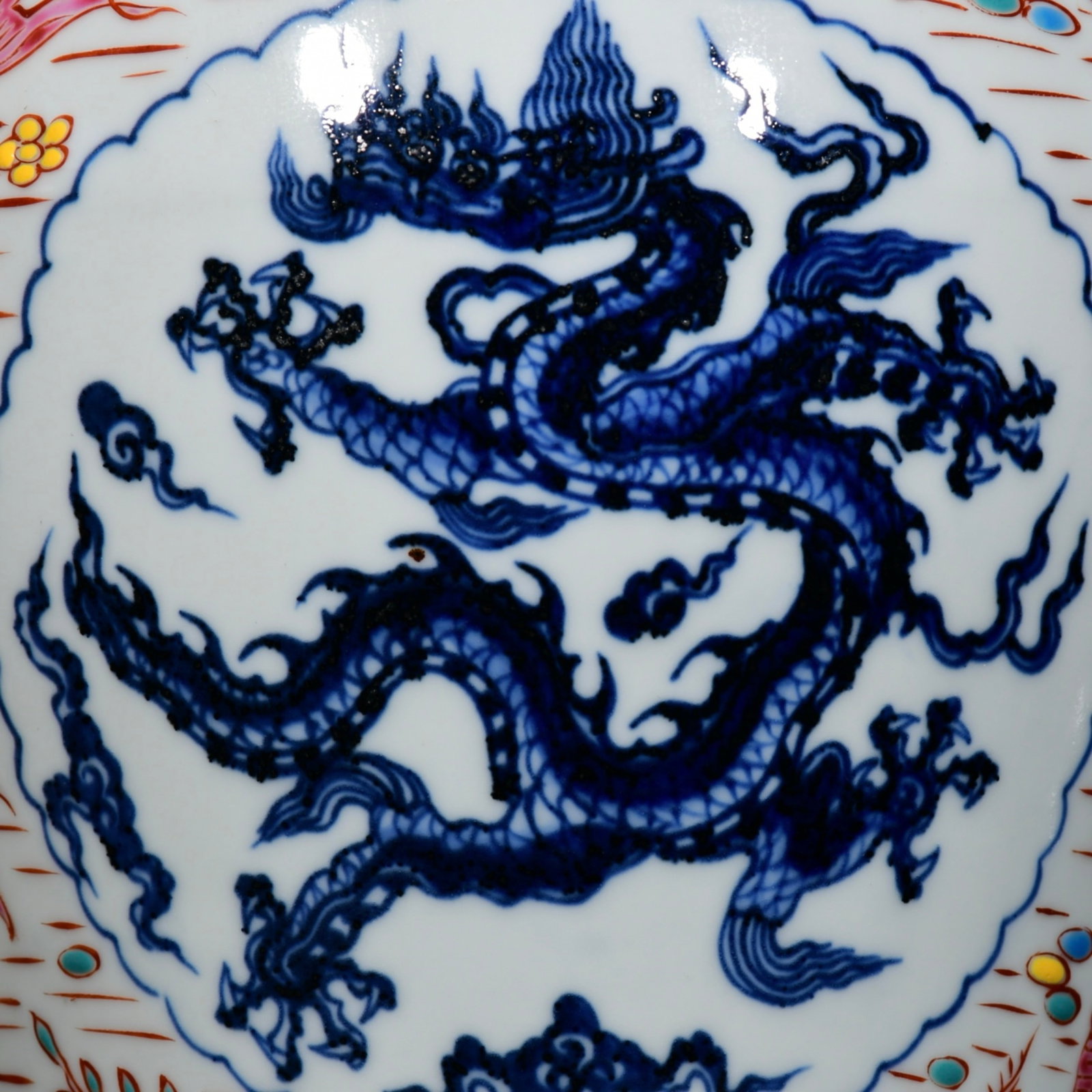 A Rare Blue and White Wucai Hornwort and Dragon Pattern Vase - 4