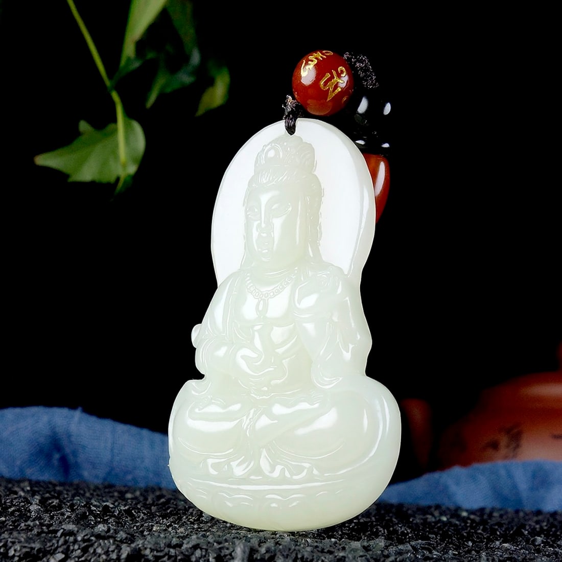 An Exquisite White Jade Statue of Avalokitesvara Pendant - 2