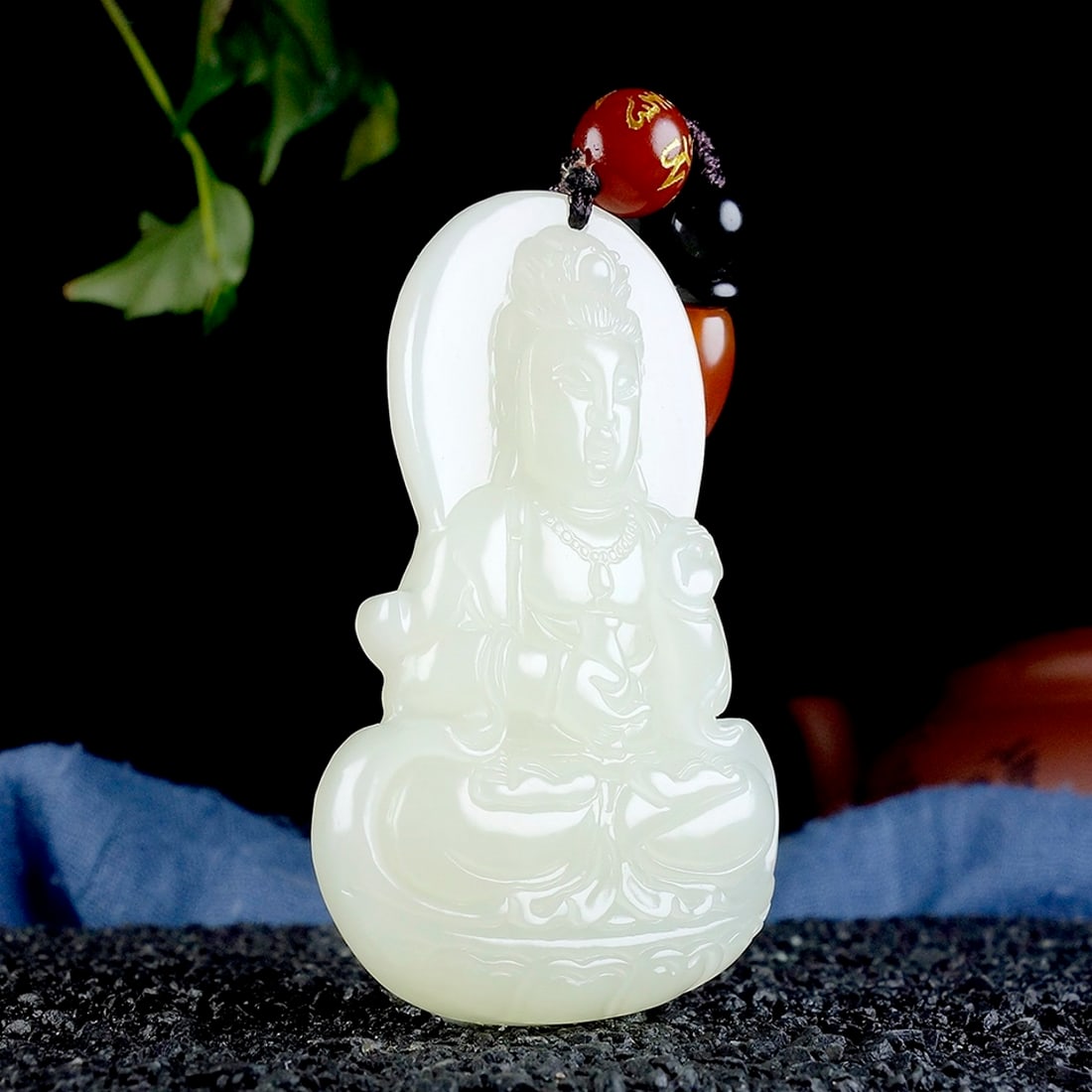 An Exquisite White Jade Statue of Avalokitesvara Pendant - 3