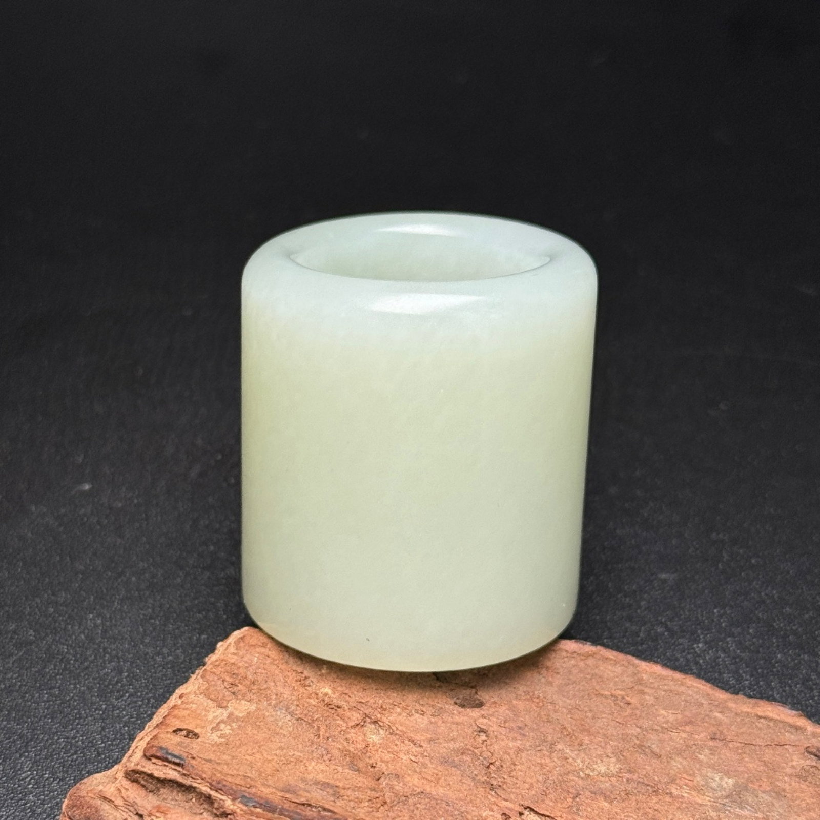 An Exquisite White Jade Fingerstall: Estimated Value:1100-2200 An Exquisite White Jade Fingerstall,Qing Dynasty,China,Size:22.6mmx35mmx38mm,Weight:59g 白玉扳指,中国清代
