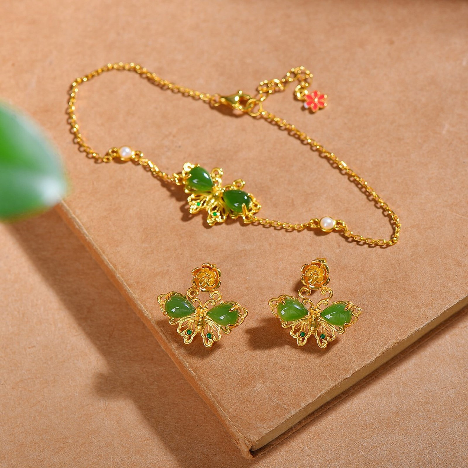 A Set of Fine Sterling Silver-Gold Plated Inlaid Jasper Jewelrys: Estimated Value:600-1200 A Set of Fine Sterling Silver-Gold Plated Inlaid Jasper Jewelrys,Size:(Earrings)5mmx7mm,(Bracelets)5mmx7mm
