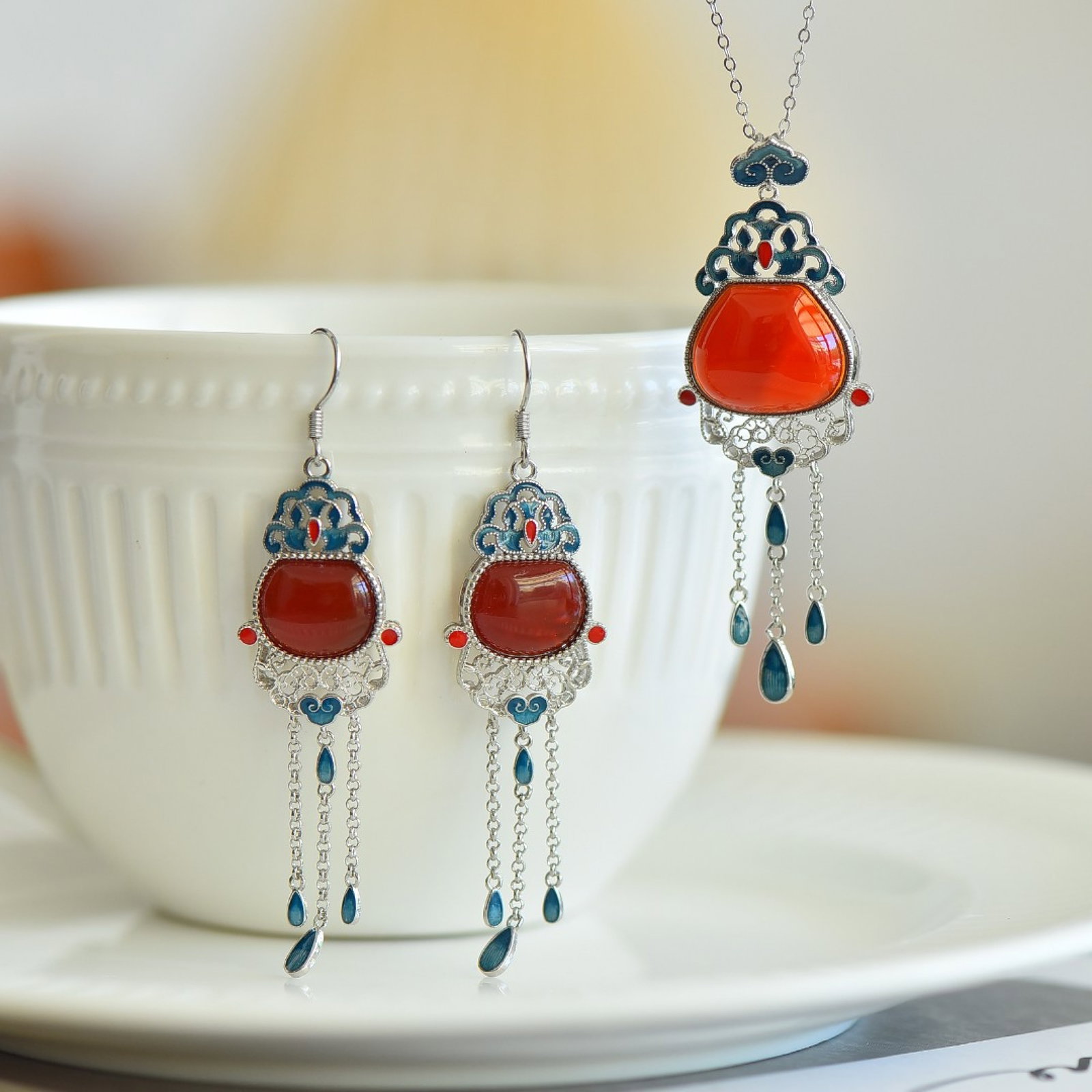 A Set of Fine Sterling Silver Inlaid Agate Jewelrys: Estimated Value:600-1200 A Set of Fine Sterling Silver Inlaid Agate Jewelrys 一套纯银镶玛瑙首饰
