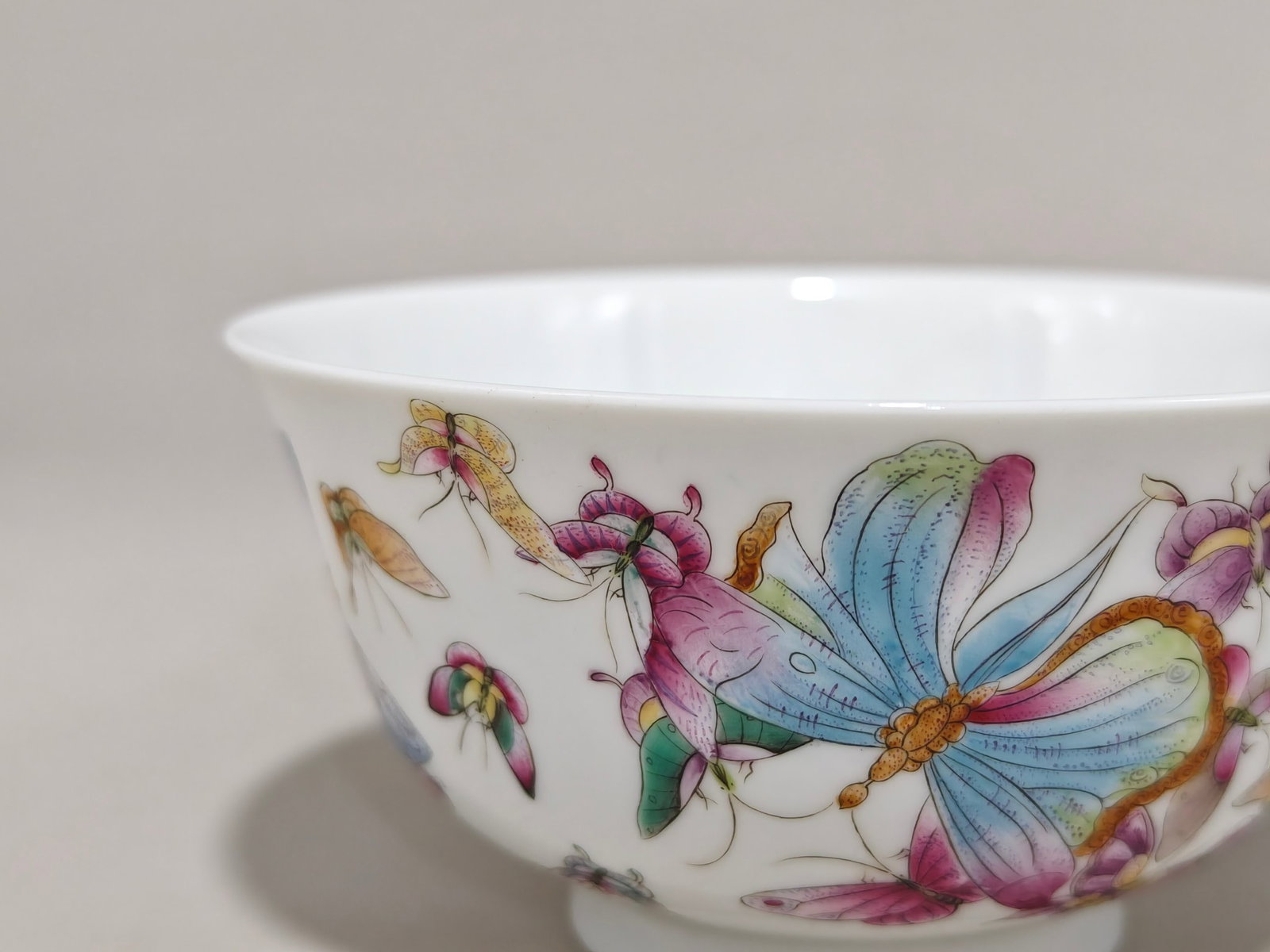 A Pair of Exquisite Famille-Rose Butterfly Pattern Bowls - 6