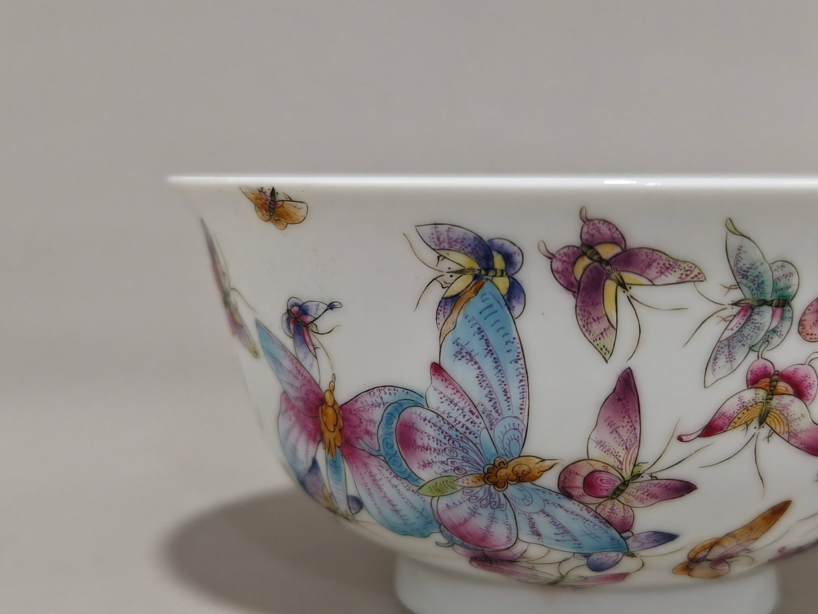 A Pair of Exquisite Famille-Rose Butterfly Pattern Bowls - 7