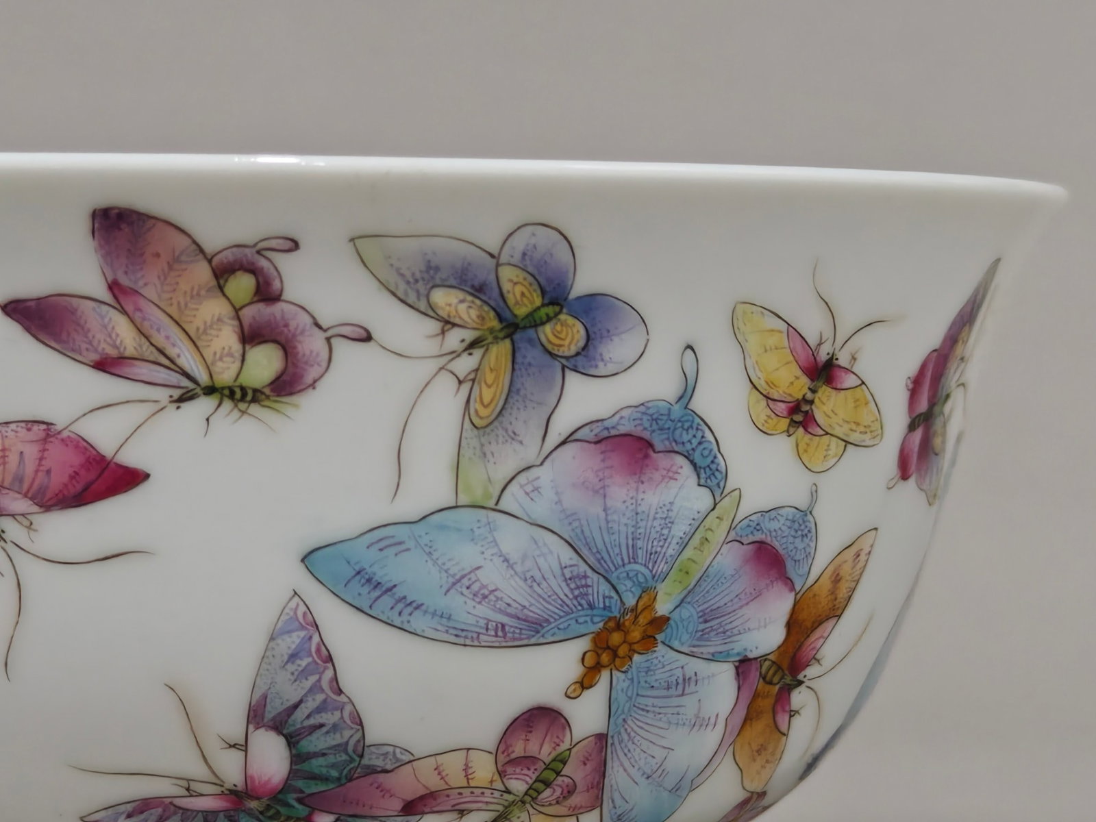 A Pair of Exquisite Famille-Rose Butterfly Pattern Bowls - 8