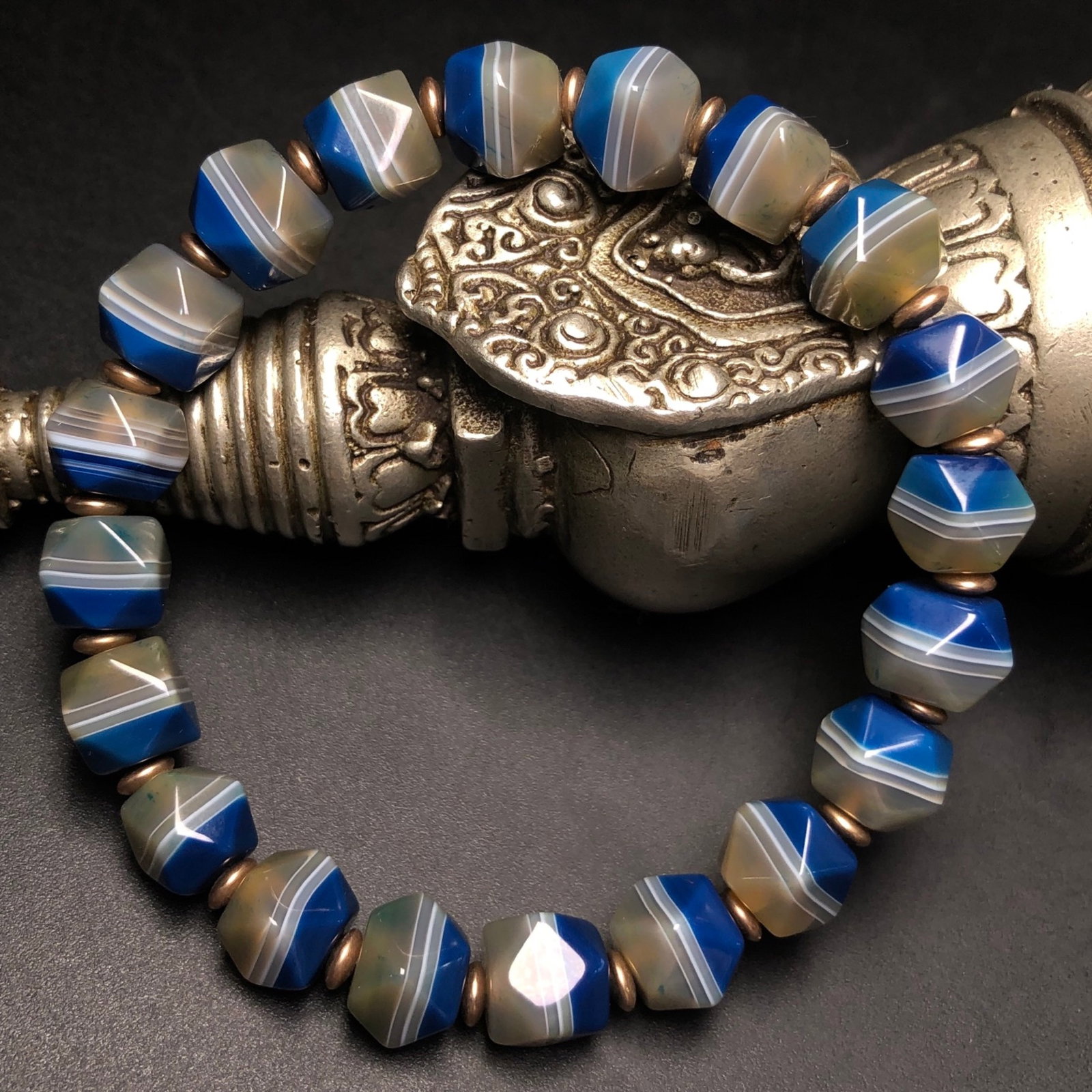 An Exquisite Agate Bracelets: Estimated Value:600-1200 An Exquisite Agate Bracelets,Size:10mmx9mm 玛瑙手串