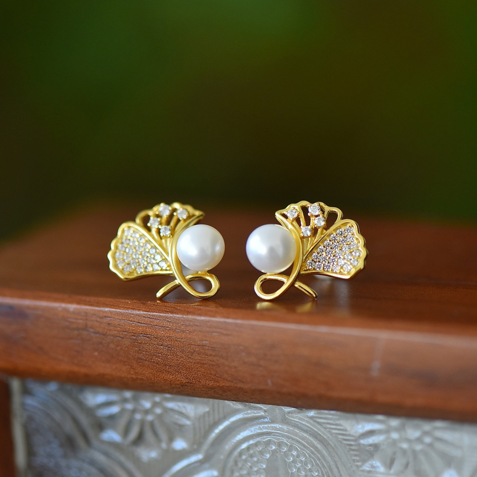 A Pair of Exquisite Sterling Silver-Gold Plated Inlaid White Jade GinkgoÒ¶ Earrings: Estimated Value:200-400 A Pair of Exquisite Sterling Silver-Gold Plated Inlaid White Jade Ginkgo叶 Earrings,Size:6mmx6mm