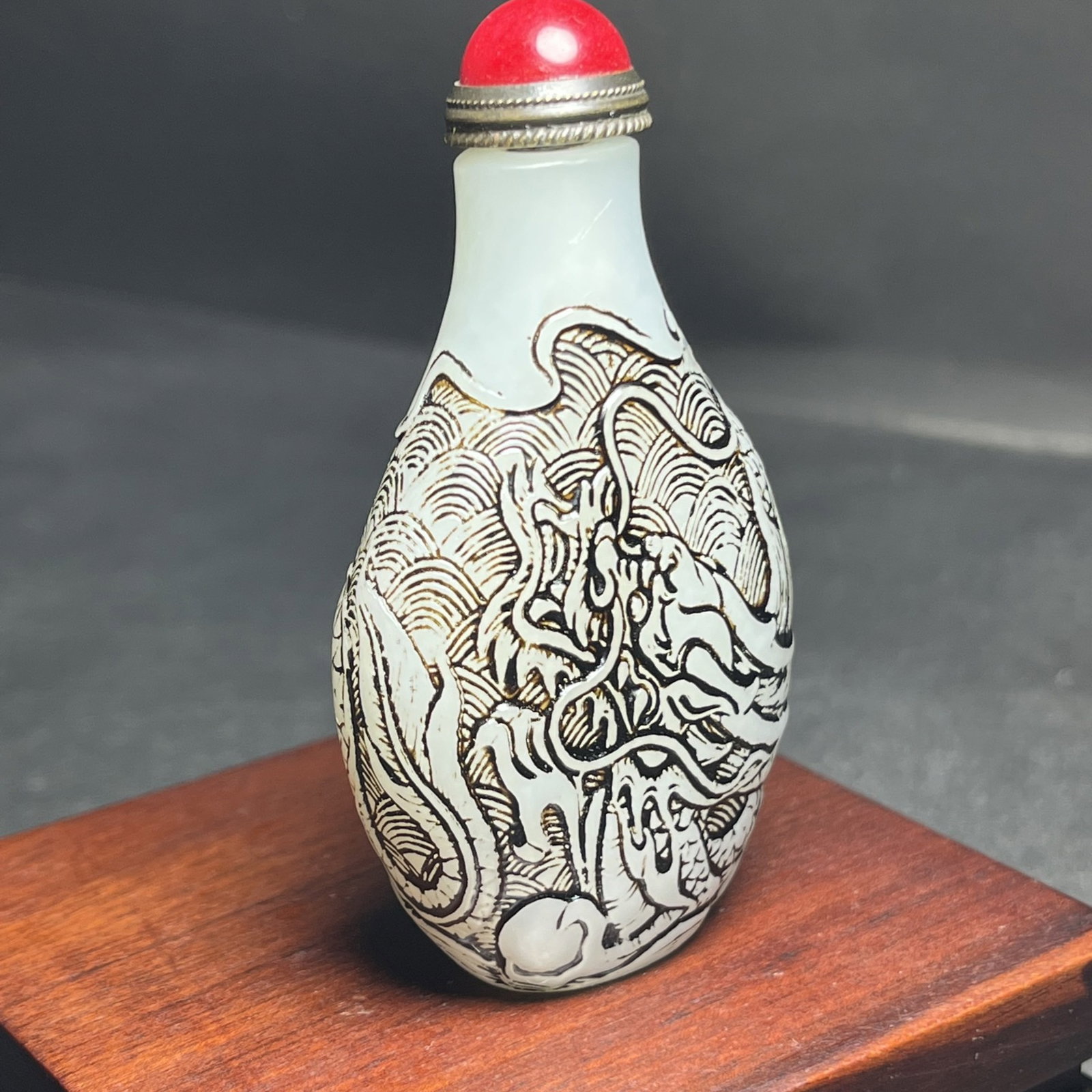 An Exquisite White Jade Seawater Dragon Pattern Snuff Bottle - 2