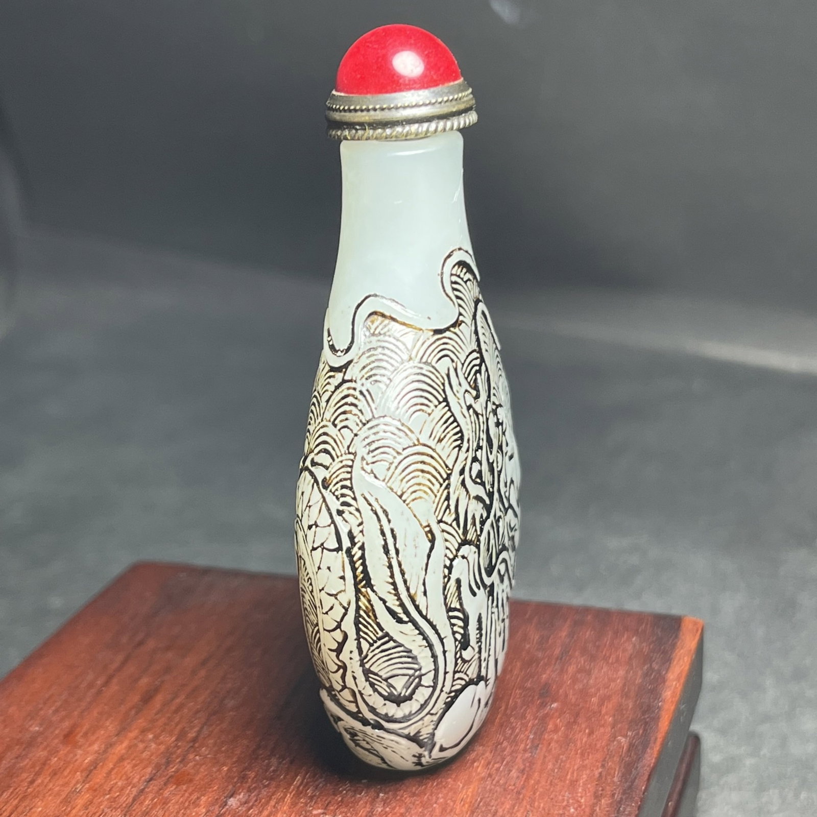 An Exquisite White Jade Seawater Dragon Pattern Snuff Bottle - 3