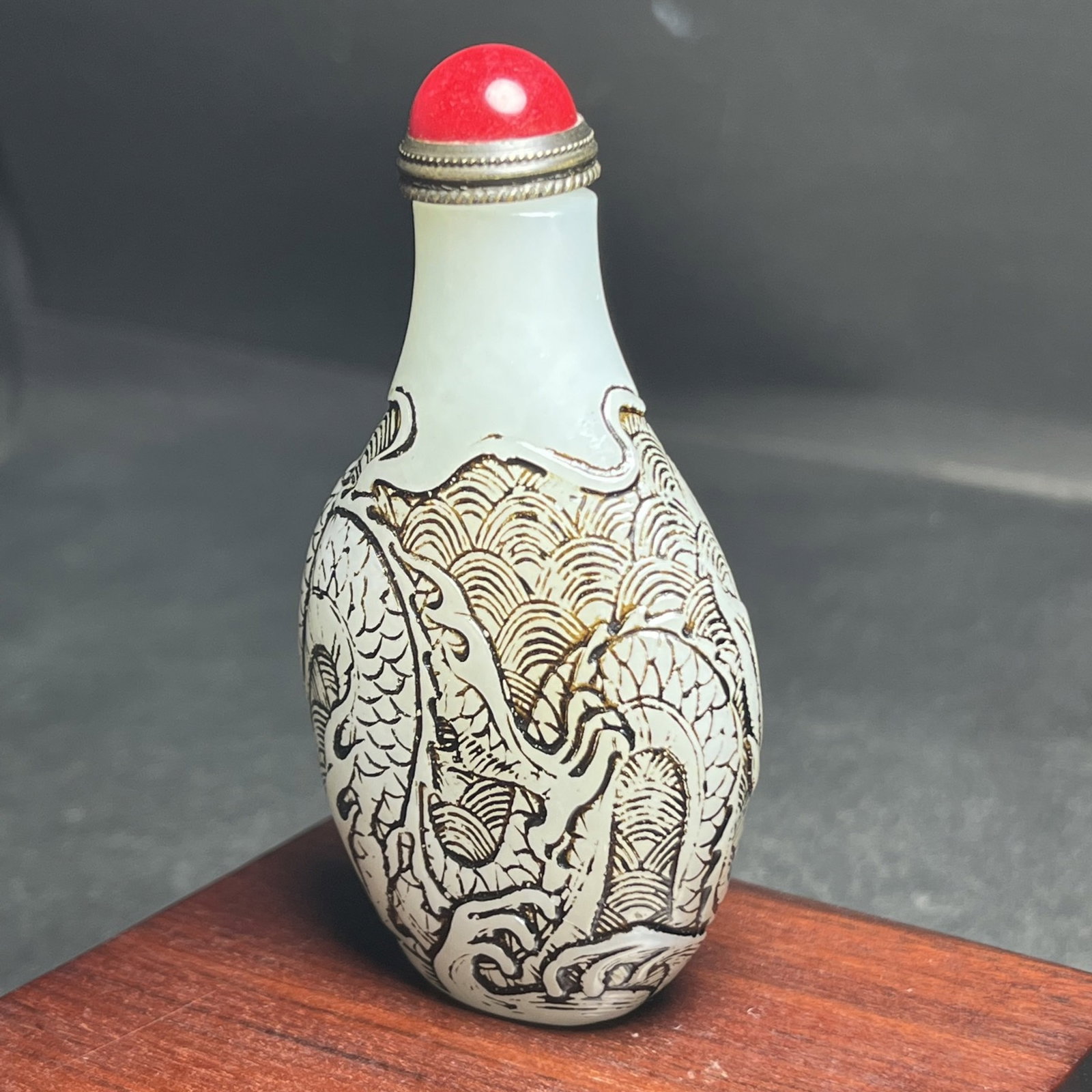 An Exquisite White Jade Seawater Dragon Pattern Snuff Bottle - 4