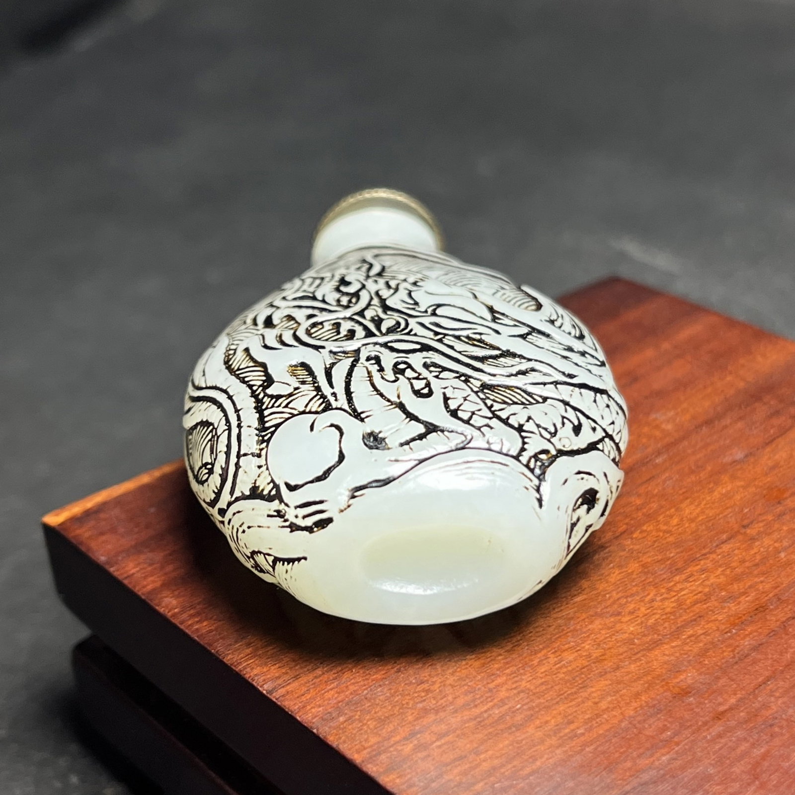 An Exquisite White Jade Seawater Dragon Pattern Snuff Bottle - 7