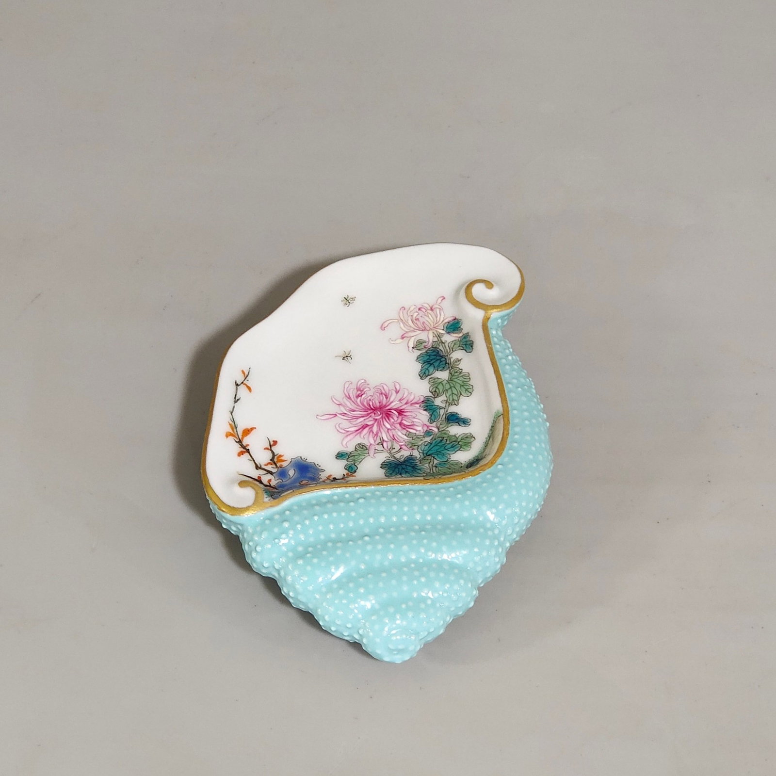 An Exquisite Famille-Rose Turquoise Glazed Painted Gold Chrysanthemum Pattern Conch-Shaped Brush ...: Estimated Value:2400-4800 An Exquisite Famille-Rose Turquoise Glazed Painted Gold Chrysanthemum Pattern Conch-Shaped Brush Holder,Qing Dynasty,China,Qianlong Four-character Mark,Size:3.7inx2.5in