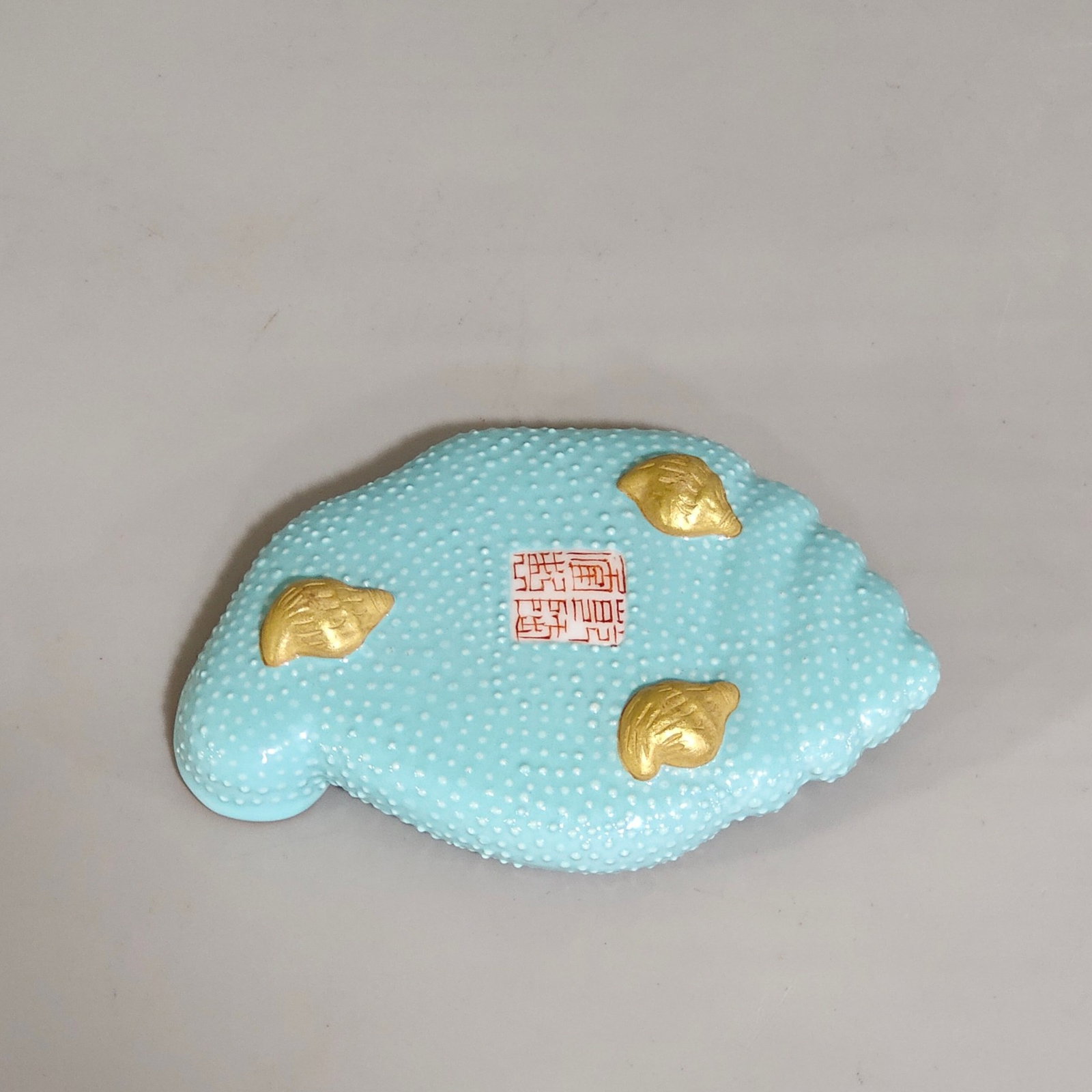An Exquisite Famille-Rose Turquoise Glazed Painted Gold Chrysanthemum Pattern Conch-Shaped Brush ... - 2