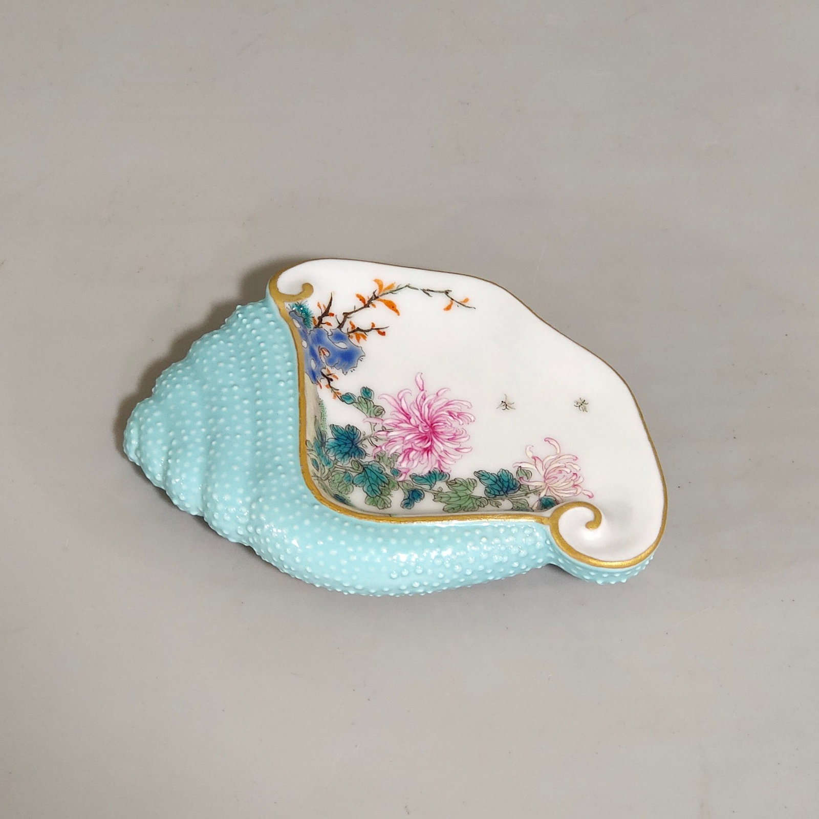 An Exquisite Famille-Rose Turquoise Glazed Painted Gold Chrysanthemum Pattern Conch-Shaped Brush ... - 3