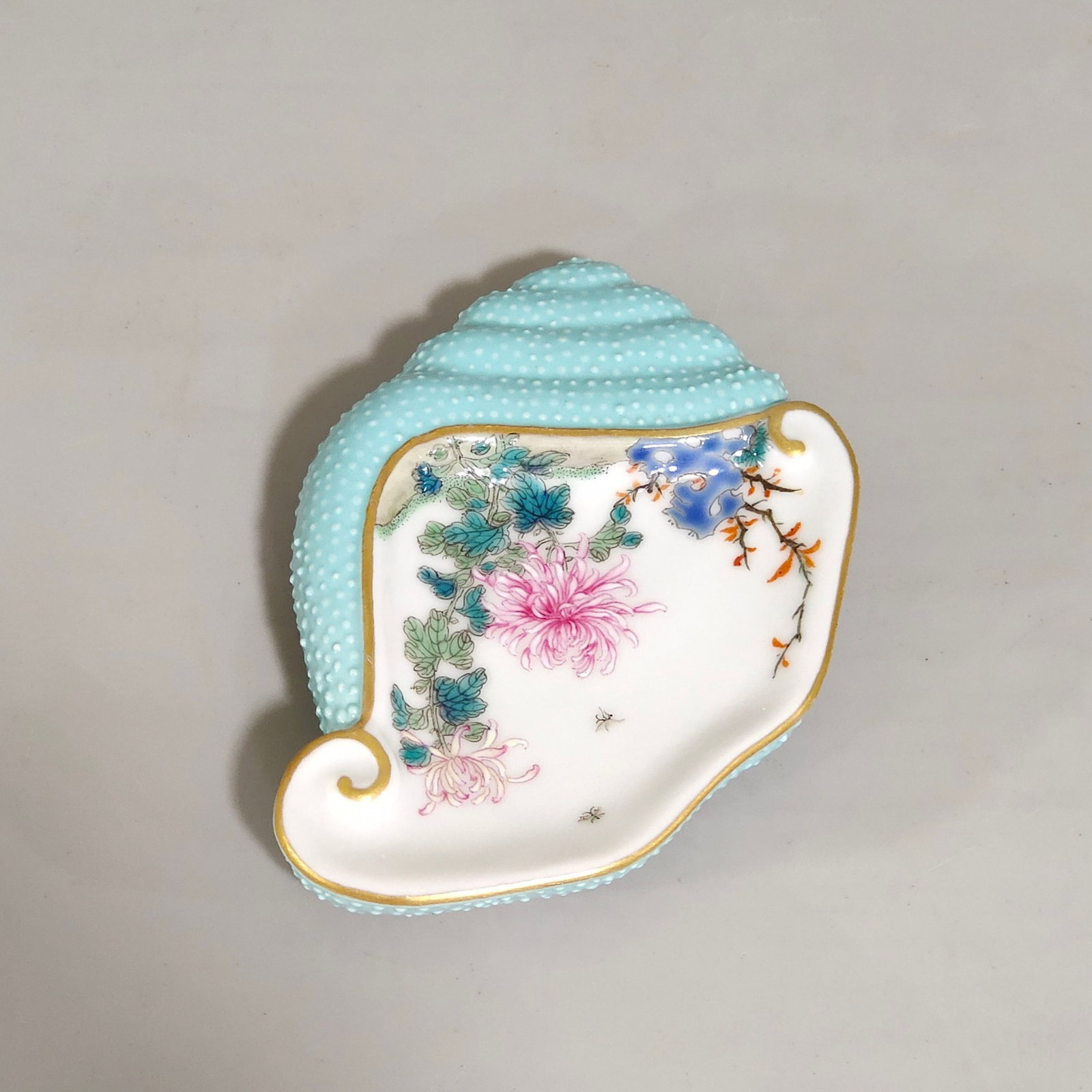 An Exquisite Famille-Rose Turquoise Glazed Painted Gold Chrysanthemum Pattern Conch-Shaped Brush ... - 4