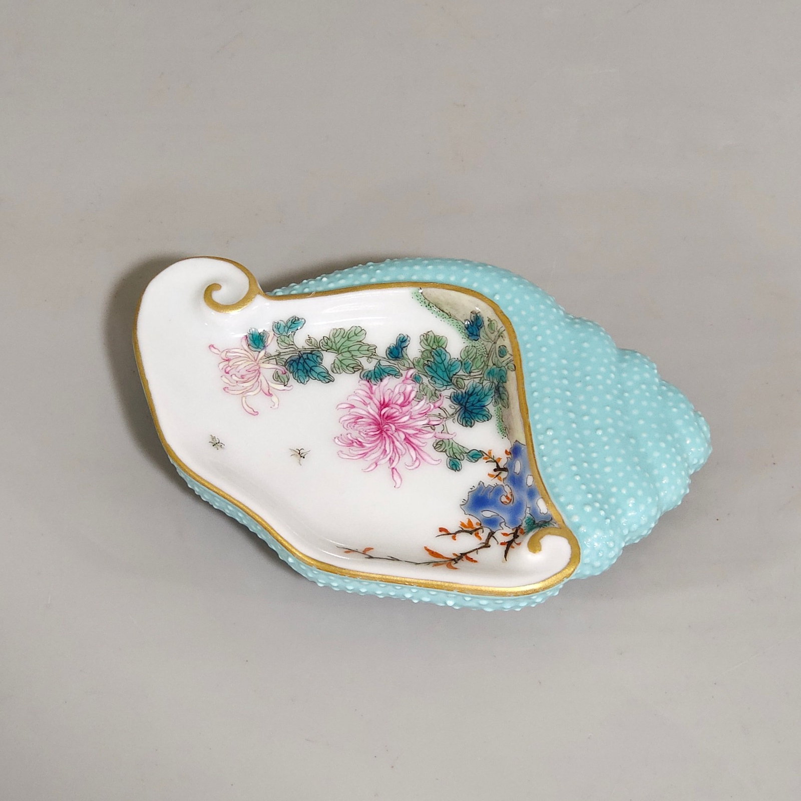 An Exquisite Famille-Rose Turquoise Glazed Painted Gold Chrysanthemum Pattern Conch-Shaped Brush ... - 5