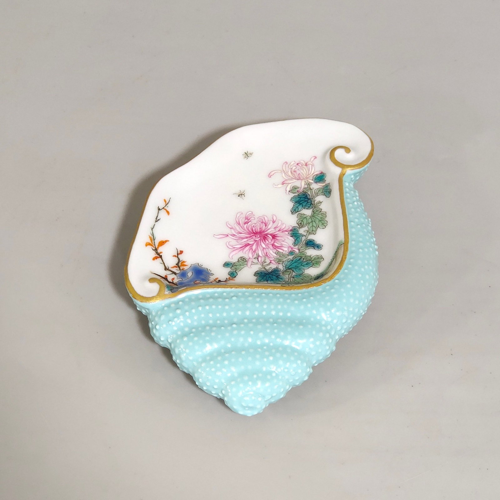 An Exquisite Famille-Rose Turquoise Glazed Painted Gold Chrysanthemum Pattern Conch-Shaped Brush ... - 6