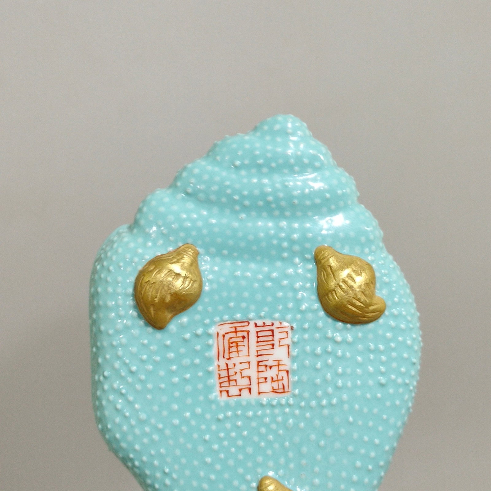An Exquisite Famille-Rose Turquoise Glazed Painted Gold Chrysanthemum Pattern Conch-Shaped Brush ... - 7