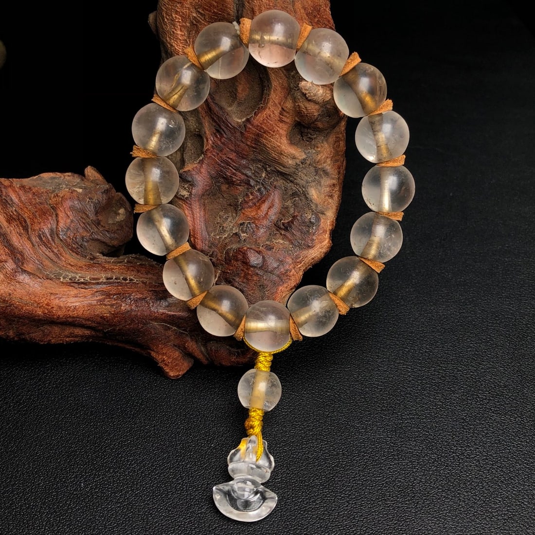 An Exquisite Crystal Bracelets: Estimated Value:800-1600 An Exquisite Crystal Bracelets,Size:13mmx11mm,20mmx15mmx11mm 水晶手串