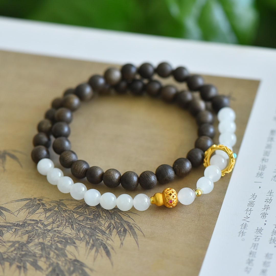 An Exquisite White Jade Eaglewood Bracelets - 2