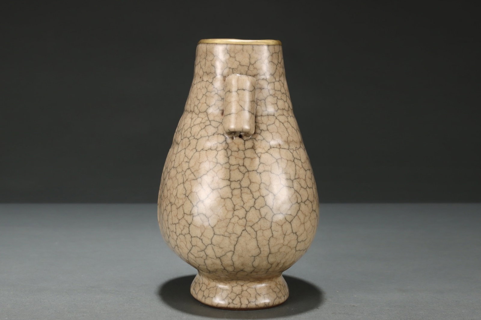 An Exquisite Ge yao Cover with Gold Double-Ears Vase,with an Imperial Poem by Emperor Qianlong - 2
