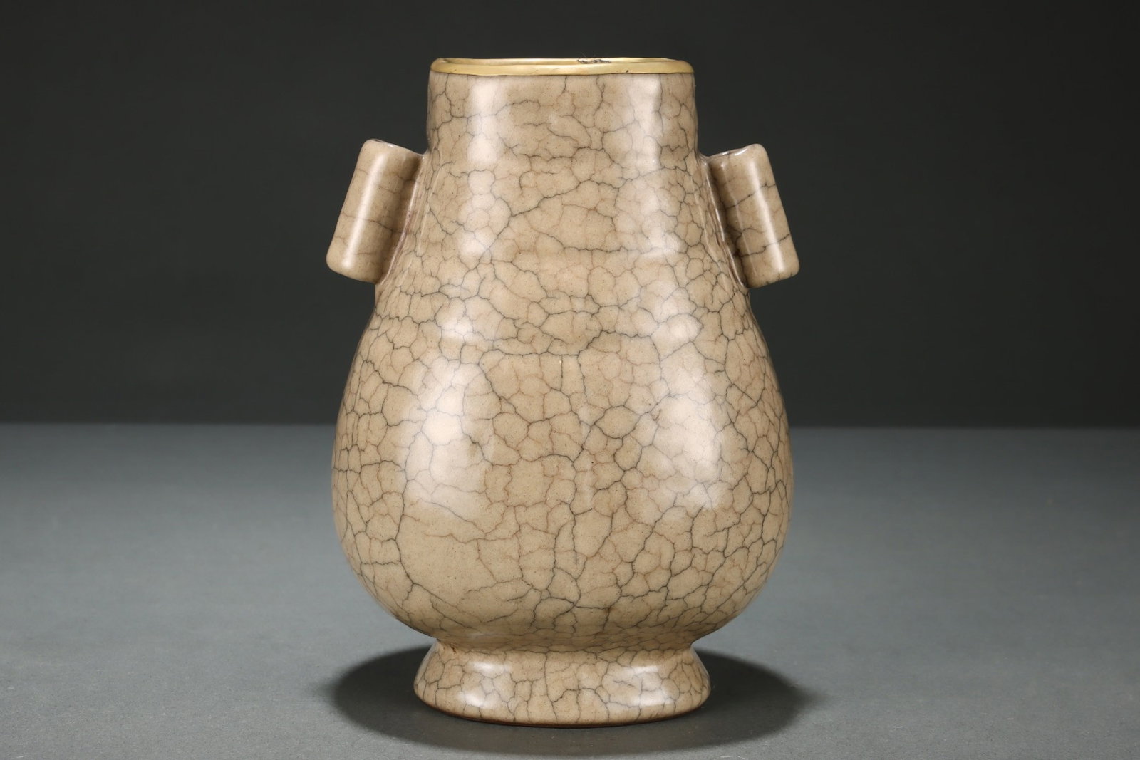 An Exquisite Ge yao Cover with Gold Double-Ears Vase,with an Imperial Poem by Emperor Qianlong - 3