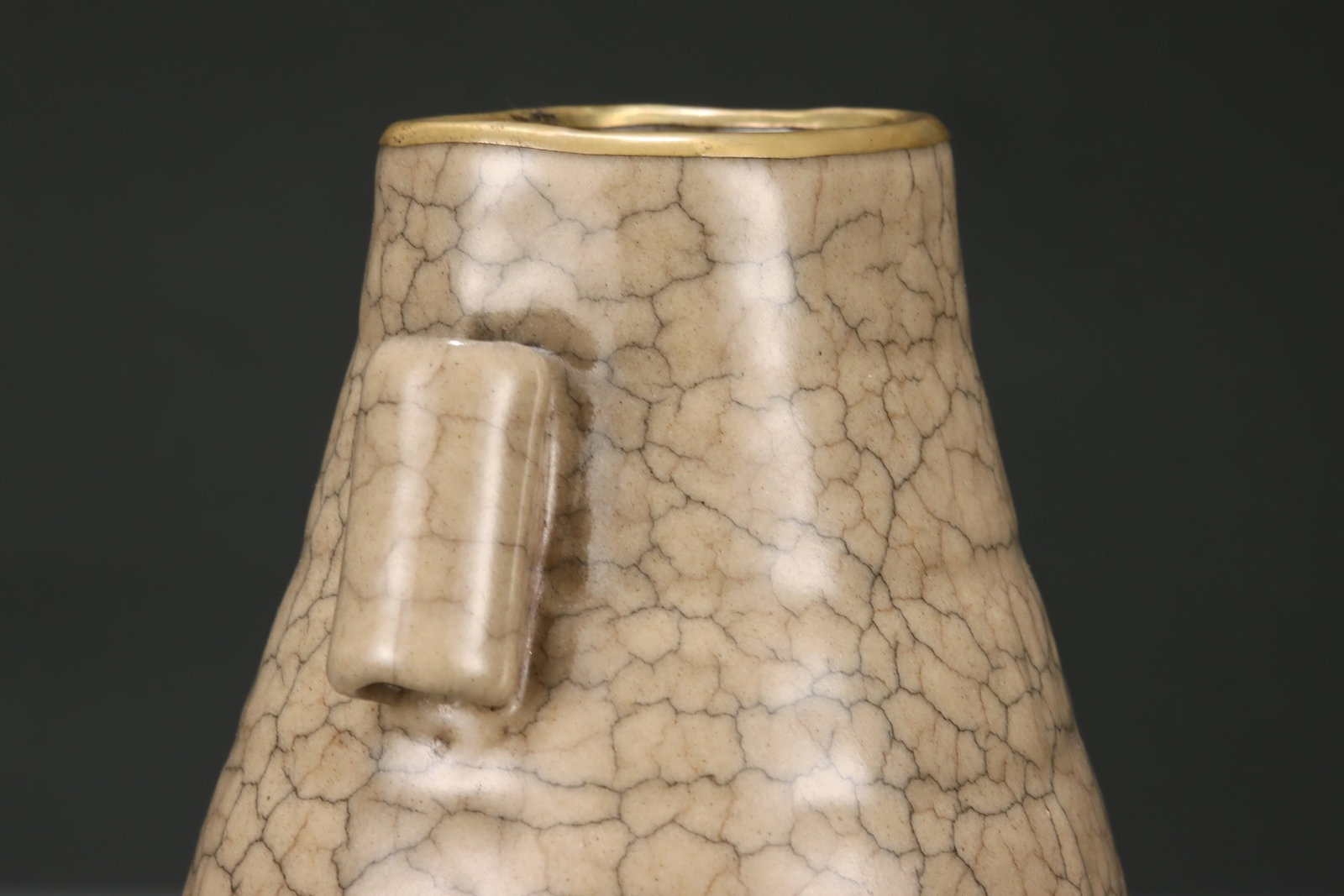 An Exquisite Ge yao Cover with Gold Double-Ears Vase,with an Imperial Poem by Emperor Qianlong - 4