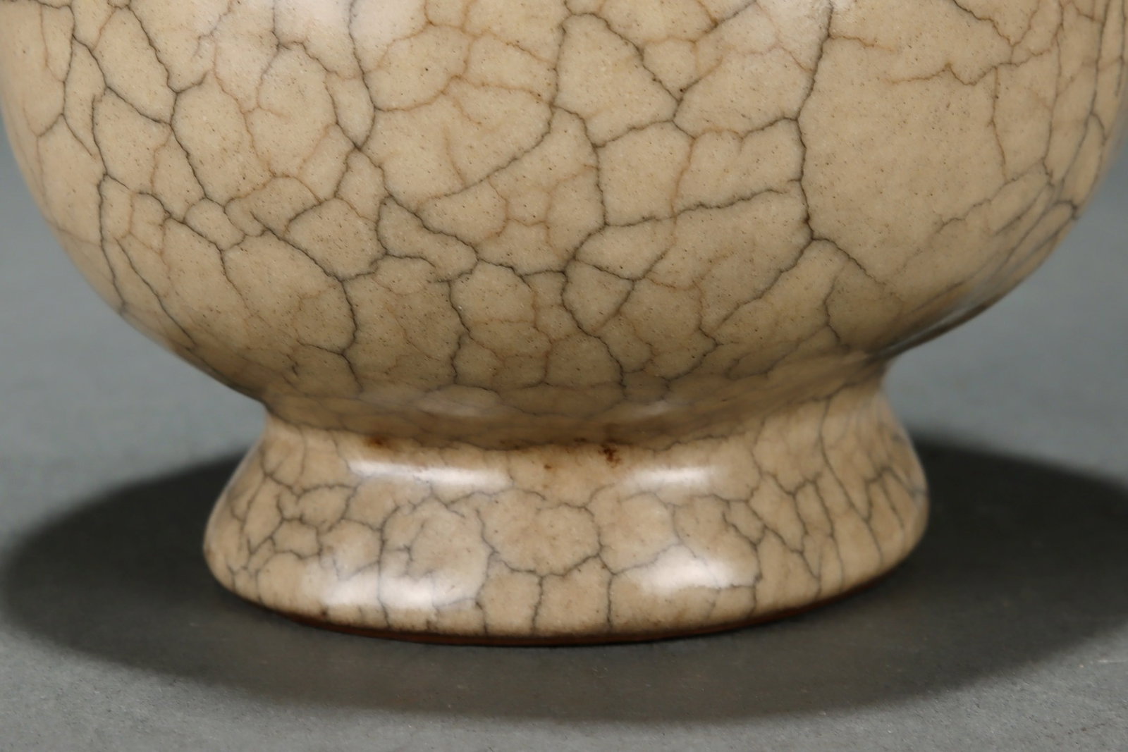 An Exquisite Ge yao Cover with Gold Double-Ears Vase,with an Imperial Poem by Emperor Qianlong - 5
