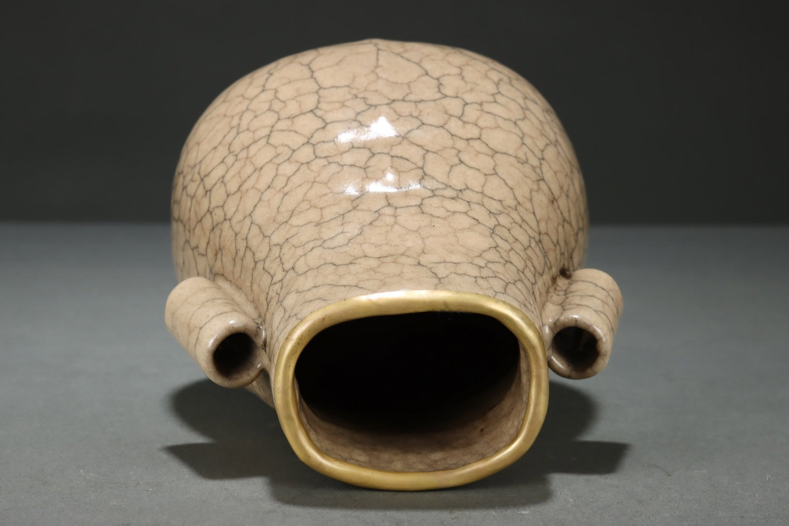 An Exquisite Ge yao Cover with Gold Double-Ears Vase,with an Imperial Poem by Emperor Qianlong - 6