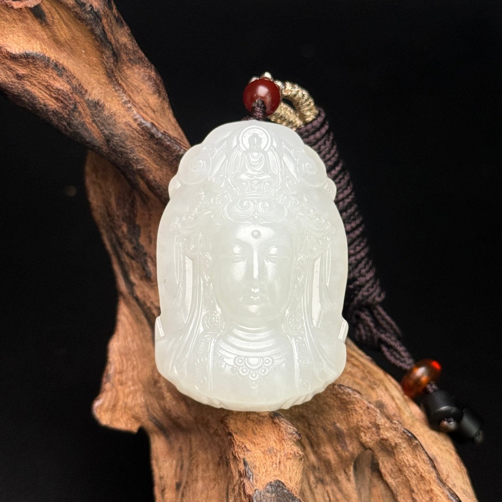 An Exquisite White Jade Avalokitesvara-head Pendant: Estimated Value:1800-3600 An Exquisite White Jade Avalokitesvara-head Pendant,Qing Dynasty,China,Size:47mmx30mmx14mm,Weight:33g
