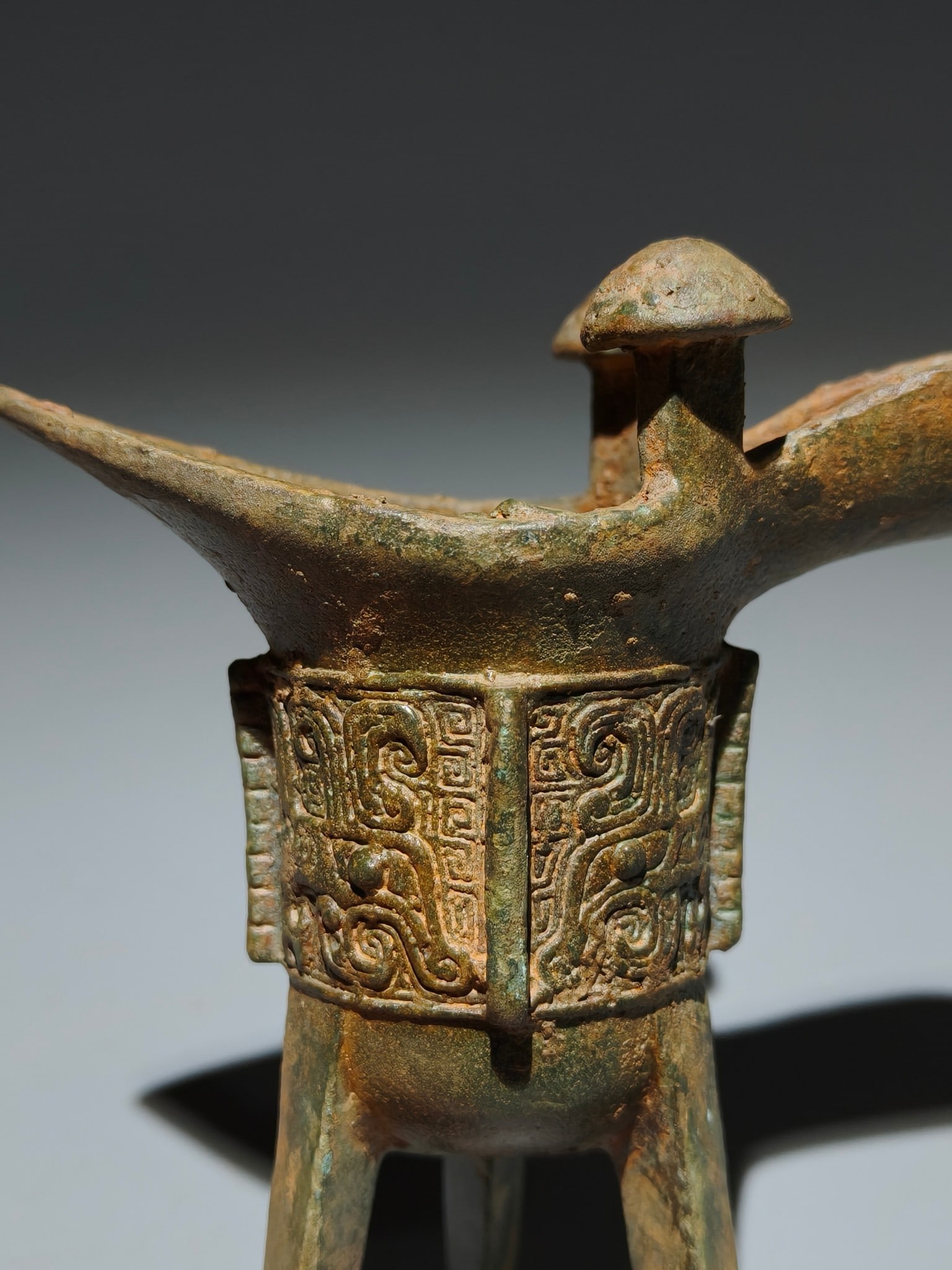An Archaic Bronze Beast-Face Pattern Tripod Goblet - 7