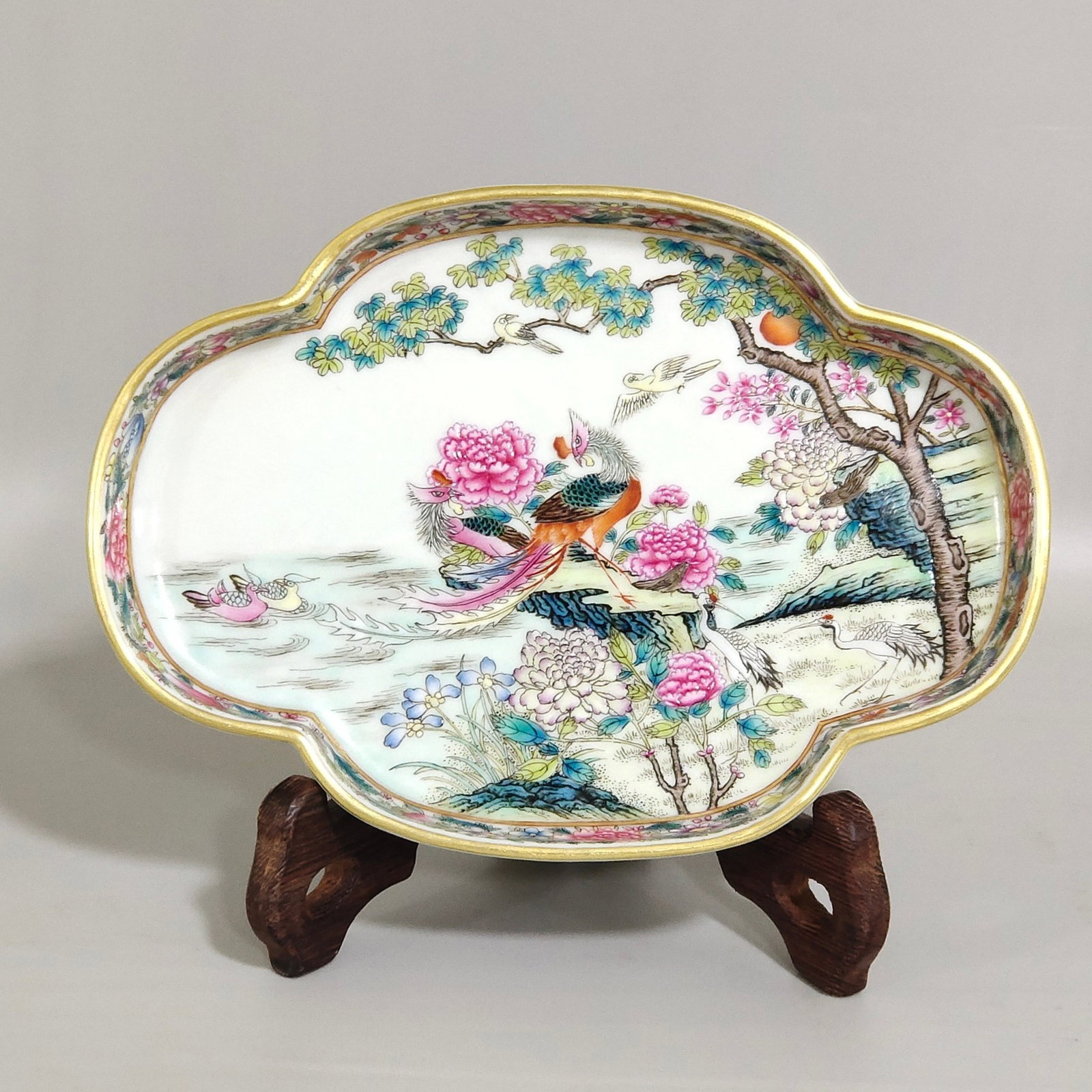An Exquisite Famille-Rose Painted Gold Flower and Bird Pattern four legs Brush Washer: Estimated Value:2400-4800 An Exquisite Famille-Rose Painted Gold Flower and Bird Pattern four legs Brush Washer,Qing Dynasty,China,Qianlong Six-character Mark,Size:0.9inx6.4in